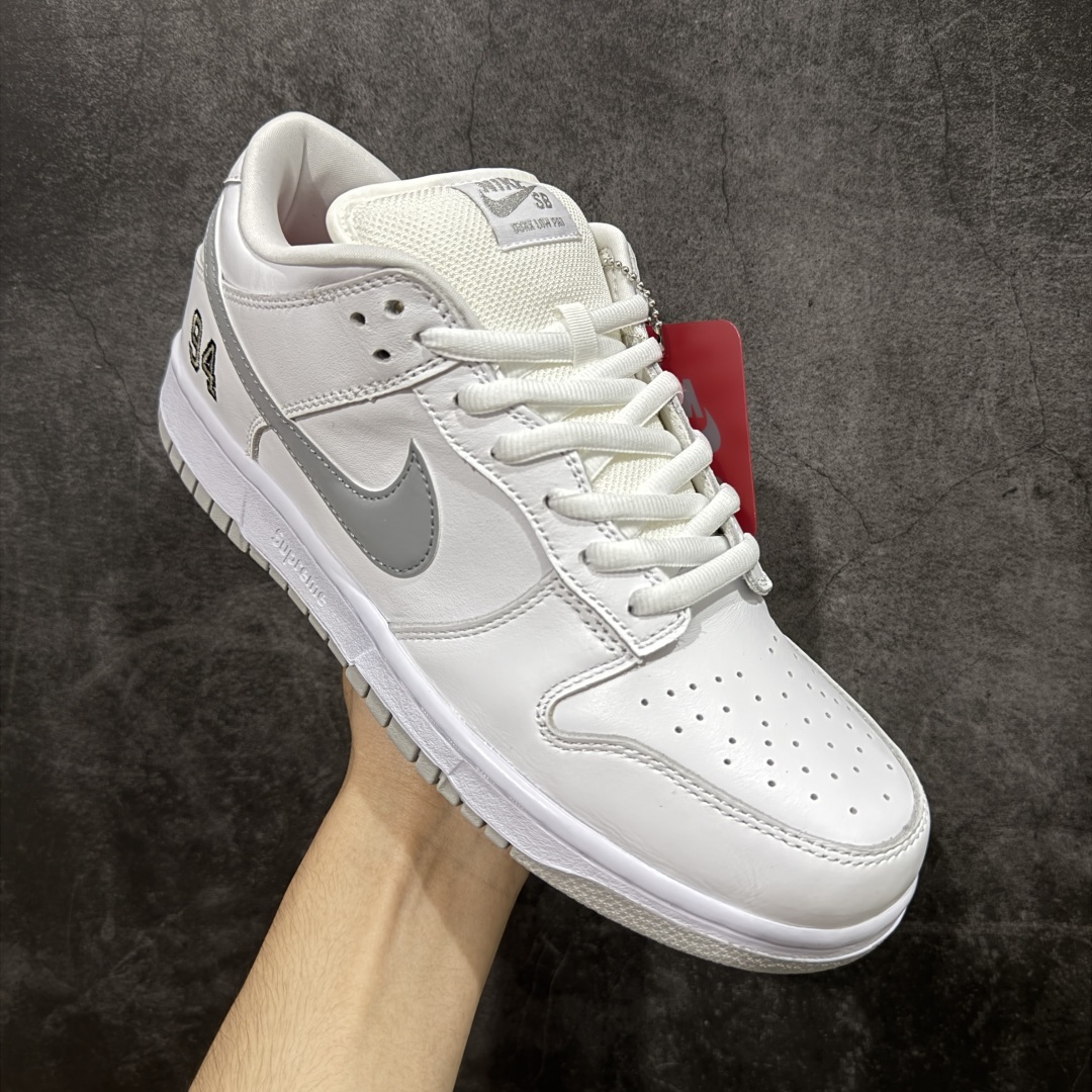 图片[3]-【Top纯原 】Supreme x Nk Dunk SB Dunk Low 舒适 防滑耐磨低帮板鞋 男女同款 联名白灰色 HQ8487-100 独家原厂航空铝磨具打磨大底 鞋头坡度极致还原 原盒原配 圈内天花板工艺 原厂冲刀 超高清洁度 全鞋零毛边皮料切割 全套原楦原模倾力打造完美版型 采用原厂百宏鞋带以及原厂百宏织唛舌标 内标可供原厂几率过验 原厂中底布黄色点胶 原厂中底布拉帮走线遵循公司‼️ 尺码：40 40.5 41 42 42.5 43 44 44.5 45 46 47.5-选品中心