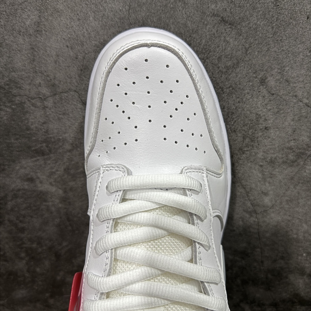 图片[5]-【Top纯原 】Supreme x Nk Dunk SB Dunk Low 舒适 防滑耐磨低帮板鞋 男女同款 联名白灰色 HQ8487-100 独家原厂航空铝磨具打磨大底 鞋头坡度极致还原 原盒原配 圈内天花板工艺 原厂冲刀 超高清洁度 全鞋零毛边皮料切割 全套原楦原模倾力打造完美版型 采用原厂百宏鞋带以及原厂百宏织唛舌标 内标可供原厂几率过验 原厂中底布黄色点胶 原厂中底布拉帮走线遵循公司‼️ 尺码：40 40.5 41 42 42.5 43 44 44.5 45 46 47.5-选品中心
