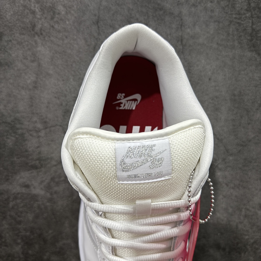 图片[8]-【Top纯原 】Supreme x Nk Dunk SB Dunk Low 舒适 防滑耐磨低帮板鞋 男女同款 联名白灰色 HQ8487-100 独家原厂航空铝磨具打磨大底 鞋头坡度极致还原 原盒原配 圈内天花板工艺 原厂冲刀 超高清洁度 全鞋零毛边皮料切割 全套原楦原模倾力打造完美版型 采用原厂百宏鞋带以及原厂百宏织唛舌标 内标可供原厂几率过验 原厂中底布黄色点胶 原厂中底布拉帮走线遵循公司‼️ 尺码：40 40.5 41 42 42.5 43 44 44.5 45 46 47.5-选品中心