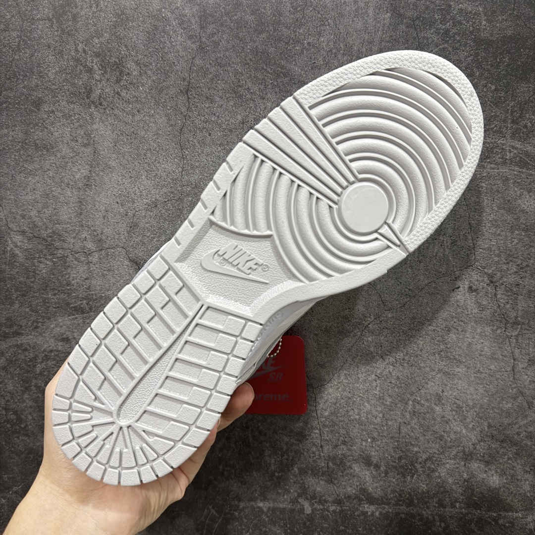 图片[9]-【Top纯原 】Supreme x Nk Dunk SB Dunk Low 舒适 防滑耐磨低帮板鞋 男女同款 联名白灰色 HQ8487-100 独家原厂航空铝磨具打磨大底 鞋头坡度极致还原 原盒原配 圈内天花板工艺 原厂冲刀 超高清洁度 全鞋零毛边皮料切割 全套原楦原模倾力打造完美版型 采用原厂百宏鞋带以及原厂百宏织唛舌标 内标可供原厂几率过验 原厂中底布黄色点胶 原厂中底布拉帮走线遵循公司‼️ 尺码：40 40.5 41 42 42.5 43 44 44.5 45 46 47.5-选品中心