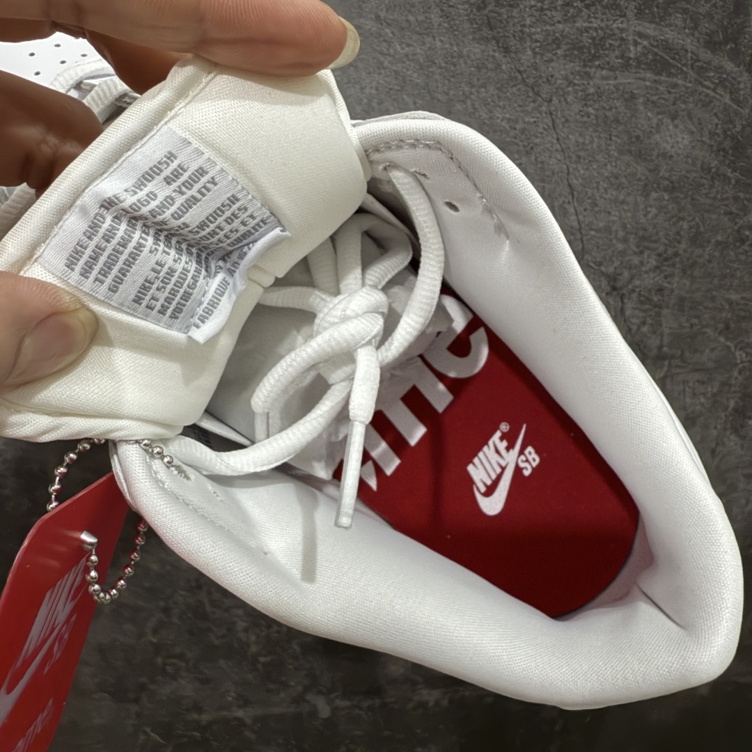 图片[7]-【Top纯原 】Supreme x Nk Dunk SB Dunk Low 舒适 防滑耐磨低帮板鞋 男女同款 联名白灰色 HQ8487-100 独家原厂航空铝磨具打磨大底 鞋头坡度极致还原 原盒原配 圈内天花板工艺 原厂冲刀 超高清洁度 全鞋零毛边皮料切割 全套原楦原模倾力打造完美版型 采用原厂百宏鞋带以及原厂百宏织唛舌标 内标可供原厂几率过验 原厂中底布黄色点胶 原厂中底布拉帮走线遵循公司‼️ 尺码：40 40.5 41 42 42.5 43 44 44.5 45 46 47.5-选品中心