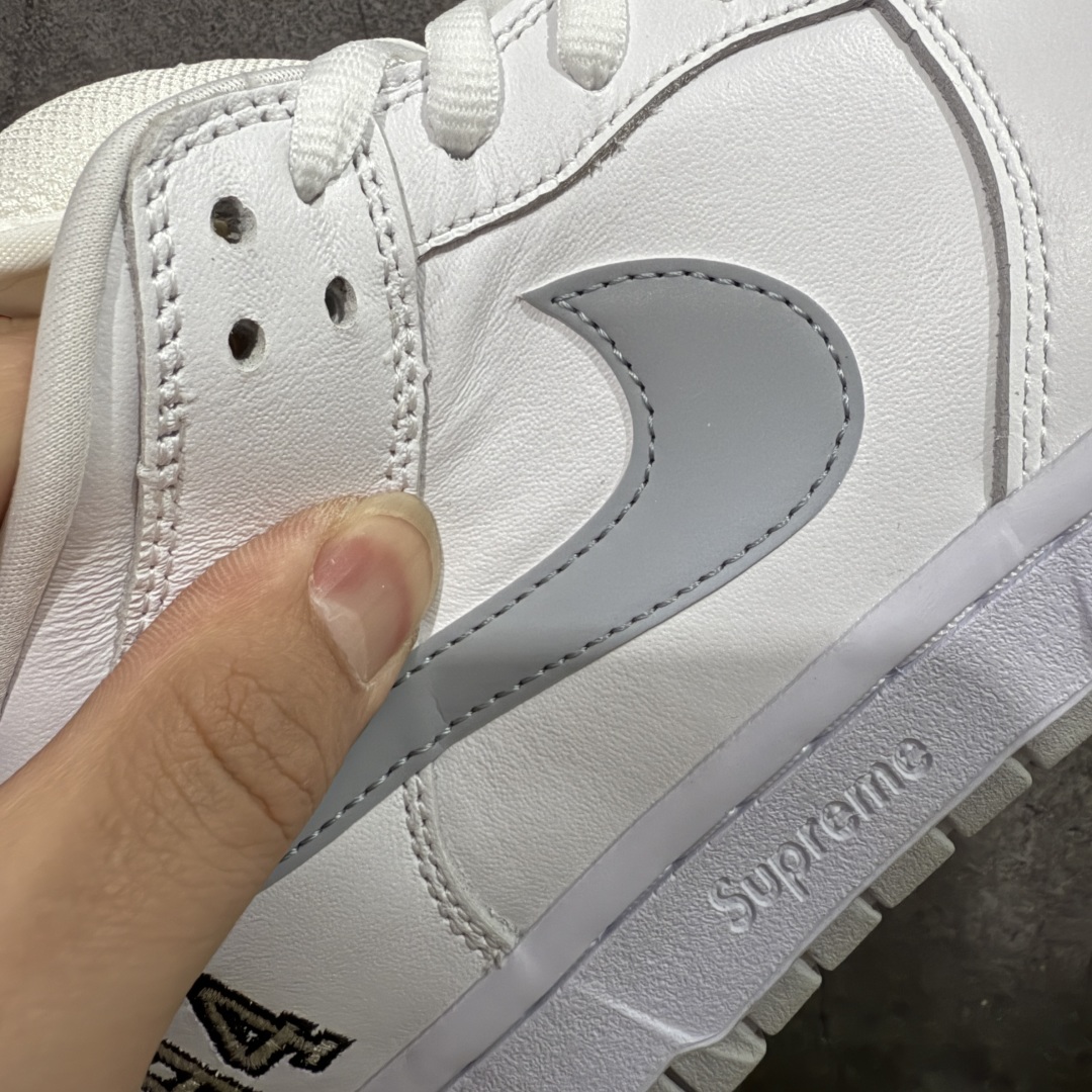 图片[4]-【Top纯原 】Supreme x Nk Dunk SB Dunk Low 舒适 防滑耐磨低帮板鞋 男女同款 联名白灰色 HQ8487-100 独家原厂航空铝磨具打磨大底 鞋头坡度极致还原 原盒原配 圈内天花板工艺 原厂冲刀 超高清洁度 全鞋零毛边皮料切割 全套原楦原模倾力打造完美版型 采用原厂百宏鞋带以及原厂百宏织唛舌标 内标可供原厂几率过验 原厂中底布黄色点胶 原厂中底布拉帮走线遵循公司‼️ 尺码：40 40.5 41 42 42.5 43 44 44.5 45 46 47.5-选品中心