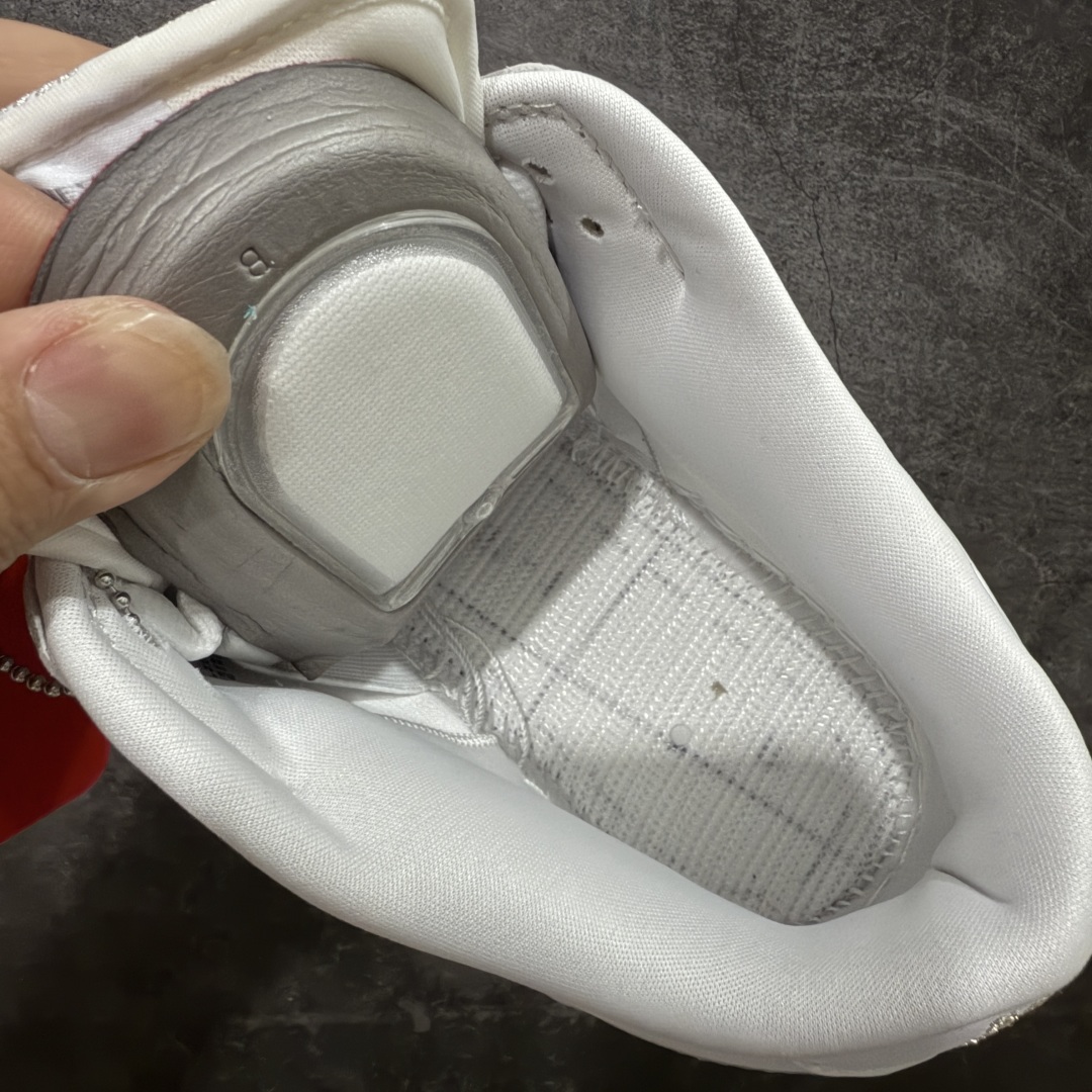 图片[8]-【Top纯原 】Supreme x Nk Dunk SB Dunk Low 舒适 防滑耐磨低帮板鞋 男女同款 联名白灰色 HQ8487-100 独家原厂航空铝磨具打磨大底 鞋头坡度极致还原 原盒原配 圈内天花板工艺 原厂冲刀 超高清洁度 全鞋零毛边皮料切割 全套原楦原模倾力打造完美版型 采用原厂百宏鞋带以及原厂百宏织唛舌标 内标可供原厂几率过验 原厂中底布黄色点胶 原厂中底布拉帮走线遵循公司‼️ 尺码：40 40.5 41 42 42.5 43 44 44.5 45 46 47.5-选品中心