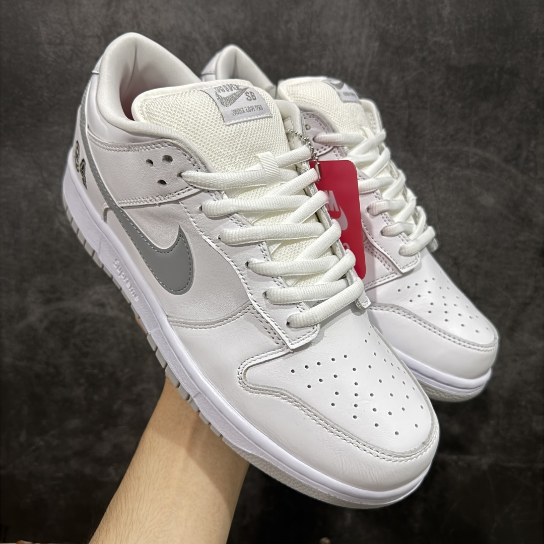 【Top纯原 】Supreme x Nk Dunk SB Dunk Low 舒适 防滑耐磨低帮板鞋 男女同款 联名白灰色 HQ8487-100 独家原厂航空铝磨具打磨大底 鞋头坡度极致还原 原盒原配 圈内天花板工艺 原厂冲刀 超高清洁度 全鞋零毛边皮料切割 全套原楦原模倾力打造完美版型 采用原厂百宏鞋带以及原厂百宏织唛舌标 内标可供原厂几率过验 原厂中底布黄色点胶 原厂中底布拉帮走线遵循公司‼️ 尺码:40 40.5 41 42 42.5 43 44 44.5 45 46 47.5-选品中心
