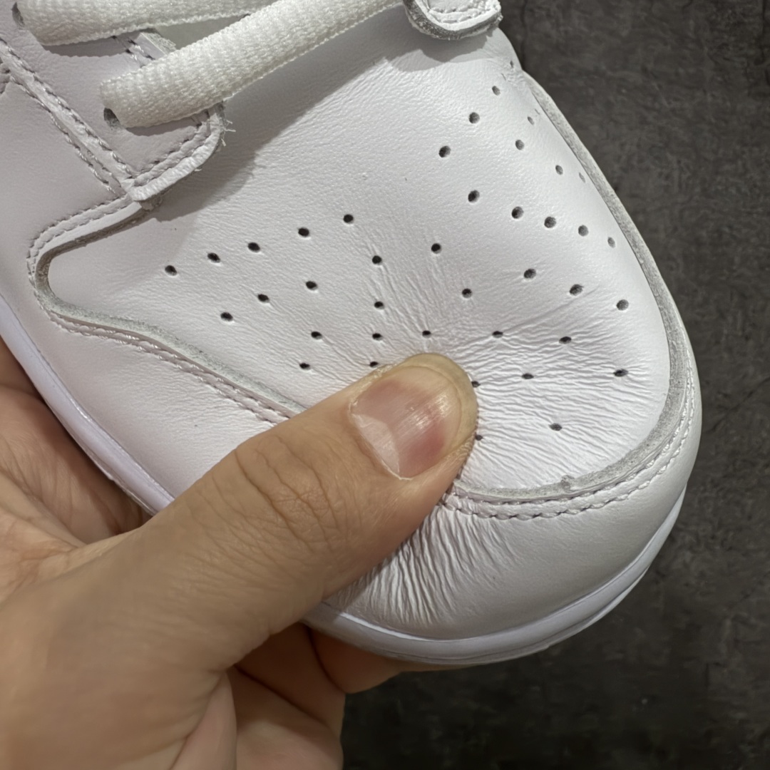 图片[5]-【Top纯原 】Supreme x Nk Dunk SB Dunk Low 舒适 防滑耐磨低帮板鞋 男女同款 联名白灰色 HQ8487-100 独家原厂航空铝磨具打磨大底 鞋头坡度极致还原 原盒原配 圈内天花板工艺 原厂冲刀 超高清洁度 全鞋零毛边皮料切割 全套原楦原模倾力打造完美版型 采用原厂百宏鞋带以及原厂百宏织唛舌标 内标可供原厂几率过验 原厂中底布黄色点胶 原厂中底布拉帮走线遵循公司‼️ 尺码：40 40.5 41 42 42.5 43 44 44.5 45 46 47.5-选品中心