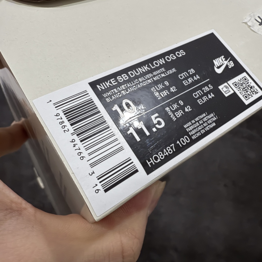 图片[9]-【Top纯原 】Supreme x Nk Dunk SB Dunk Low 舒适 防滑耐磨低帮板鞋 男女同款 联名白灰色 HQ8487-100 独家原厂航空铝磨具打磨大底 鞋头坡度极致还原 原盒原配 圈内天花板工艺 原厂冲刀 超高清洁度 全鞋零毛边皮料切割 全套原楦原模倾力打造完美版型 采用原厂百宏鞋带以及原厂百宏织唛舌标 内标可供原厂几率过验 原厂中底布黄色点胶 原厂中底布拉帮走线遵循公司‼️ 尺码：40 40.5 41 42 42.5 43 44 44.5 45 46 47.5-选品中心