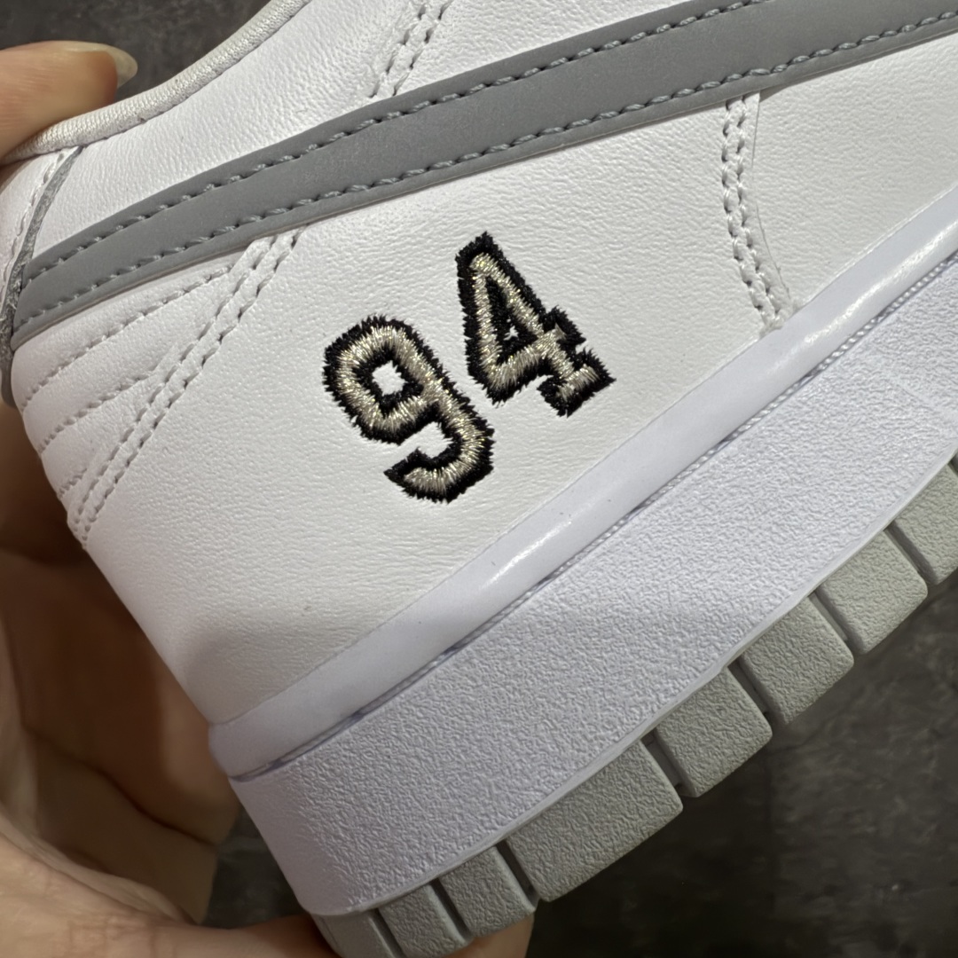 图片[3]-【Top纯原 】Supreme x Nk Dunk SB Dunk Low 舒适 防滑耐磨低帮板鞋 男女同款 联名白灰色 HQ8487-100 独家原厂航空铝磨具打磨大底 鞋头坡度极致还原 原盒原配 圈内天花板工艺 原厂冲刀 超高清洁度 全鞋零毛边皮料切割 全套原楦原模倾力打造完美版型 采用原厂百宏鞋带以及原厂百宏织唛舌标 内标可供原厂几率过验 原厂中底布黄色点胶 原厂中底布拉帮走线遵循公司‼️ 尺码：40 40.5 41 42 42.5 43 44 44.5 45 46 47.5-选品中心