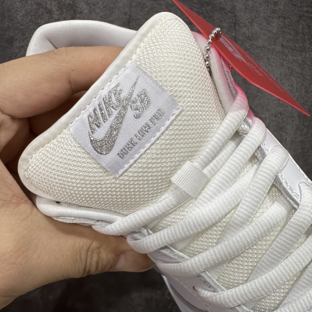 图片[6]-【Top纯原 】Supreme x Nk Dunk SB Dunk Low 舒适 防滑耐磨低帮板鞋 男女同款 联名白灰色 HQ8487-100 独家原厂航空铝磨具打磨大底 鞋头坡度极致还原 原盒原配 圈内天花板工艺 原厂冲刀 超高清洁度 全鞋零毛边皮料切割 全套原楦原模倾力打造完美版型 采用原厂百宏鞋带以及原厂百宏织唛舌标 内标可供原厂几率过验 原厂中底布黄色点胶 原厂中底布拉帮走线遵循公司‼️ 尺码：40 40.5 41 42 42.5 43 44 44.5 45 46 47.5-选品中心