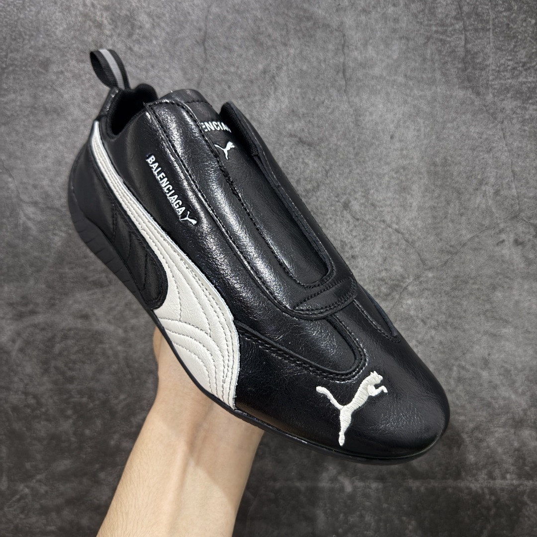 图片[3]-【首发版】Balenciaga 巴黎世家联名款The Open Product x Puma Speedcat 极速赛车系列彪马低帮生活休闲鞋 原装档案原数据纸版楦型 采用原厂皮料材质 二次成型\’猛帮\’成型工艺 全球知名运动品牌PUMA宝马赛车系列，融合了宝马车队的标志性配色，以趣味十足又前卫复古的设计引领潮流，将赛道精神融入街头时尚，开启前卫竞速之旅。自1978年巴伐利亚车队走上世界舞台，宝马赛车就在全球汽车制造和赛车运动领域留下了浓墨重彩的一笔。全新的两款BMW MMS Roma与BMW MMS Speedboat鞋款，均从宝马车型中汲取灵感。以黑或白为底色，融入经典配色，主打前卫复古风。Roma鞋款的鞋侧以复古的流线造型，缀以宝马经典Logo，巧妙吸睛；而Speedcat鞋款以亮眼三色条纹元素缀以舒适鞋面，赋予了独特的个性美学，演绎赛车的无尽能量 货号 406515-01 尺码 36 37 38 39 40 41 42 43 44 45 ｛官方同布 无半码｝ ⚠️-选品中心