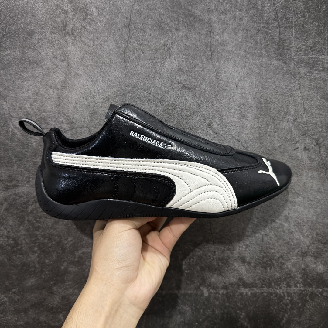 【首发版】Balenciaga 巴黎世家联名款The Open Product x Puma Speedcat 极速赛车系列彪马低帮生活休闲鞋 原装档案原数据纸版楦型 采用原厂皮料材质 二次成型\'猛帮\'成型工艺 全球知名运动品牌PUMA宝马赛车系列,融合了宝马车队的标志性配色,以趣味十足又前卫复古的设计引领潮流,将赛道精神融入街头时尚,开启前卫竞速之旅。自1978年巴伐利亚车队走上世界舞台,宝马赛车就在全球汽车制造和赛车运动领域留下了浓墨重彩的一笔。全新的两款BMW MMS Roma与BMW MMS Speedboat鞋款,均从宝马车型中汲取灵感。以黑或白为底色,融入经典配色,主打前卫复古风。Roma鞋款的鞋侧以复古的流线造型,缀以宝马经典Logo,巧妙吸睛;而Speedcat鞋款以亮眼三色条纹元素缀以舒适鞋面,赋予了独特的个性美学,演绎赛车的无尽能量 货号 406515-01 尺码 36 37 38 39 40 41 42 43 44 45 {官方同布 无半码} ⚠️-选品中心