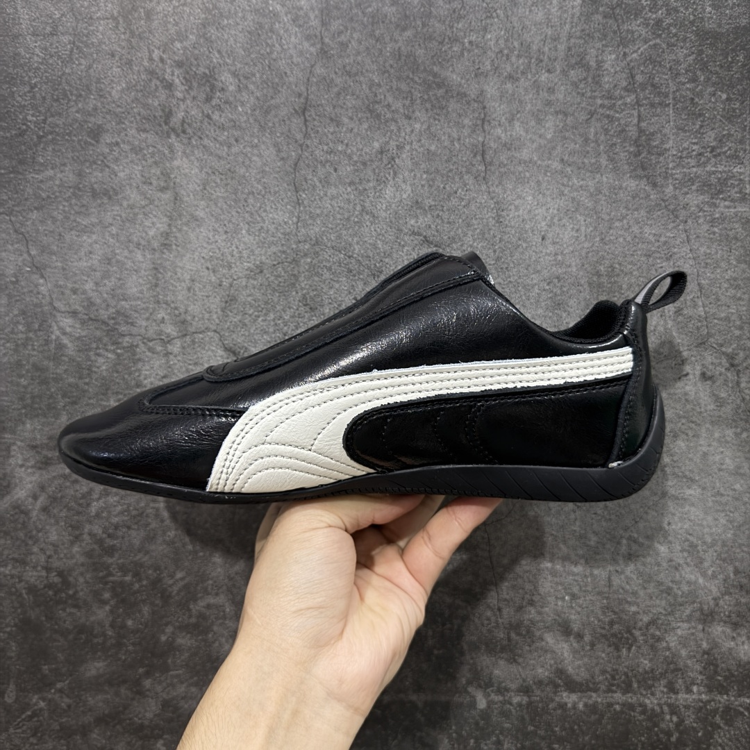 图片[2]-【首发版】Balenciaga 巴黎世家联名款The Open Product x Puma Speedcat 极速赛车系列彪马低帮生活休闲鞋 原装档案原数据纸版楦型 采用原厂皮料材质 二次成型\’猛帮\’成型工艺 全球知名运动品牌PUMA宝马赛车系列，融合了宝马车队的标志性配色，以趣味十足又前卫复古的设计引领潮流，将赛道精神融入街头时尚，开启前卫竞速之旅。自1978年巴伐利亚车队走上世界舞台，宝马赛车就在全球汽车制造和赛车运动领域留下了浓墨重彩的一笔。全新的两款BMW MMS Roma与BMW MMS Speedboat鞋款，均从宝马车型中汲取灵感。以黑或白为底色，融入经典配色，主打前卫复古风。Roma鞋款的鞋侧以复古的流线造型，缀以宝马经典Logo，巧妙吸睛；而Speedcat鞋款以亮眼三色条纹元素缀以舒适鞋面，赋予了独特的个性美学，演绎赛车的无尽能量 货号 406515-01 尺码 36 37 38 39 40 41 42 43 44 45 ｛官方同布 无半码｝ ⚠️-选品中心