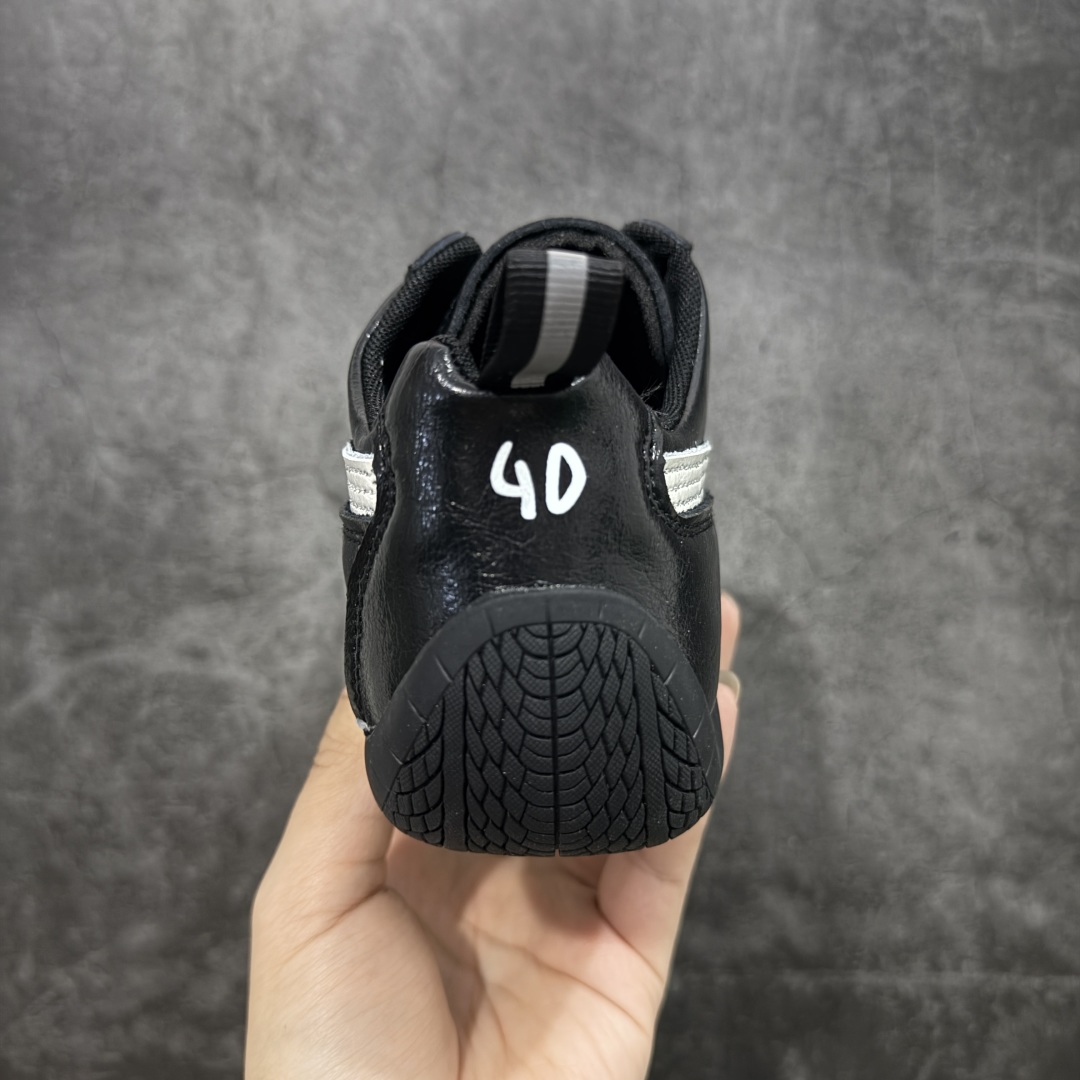 图片[4]-【首发版】Balenciaga 巴黎世家联名款The Open Product x Puma Speedcat 极速赛车系列彪马低帮生活休闲鞋 原装档案原数据纸版楦型 采用原厂皮料材质 二次成型\’猛帮\’成型工艺 全球知名运动品牌PUMA宝马赛车系列，融合了宝马车队的标志性配色，以趣味十足又前卫复古的设计引领潮流，将赛道精神融入街头时尚，开启前卫竞速之旅。自1978年巴伐利亚车队走上世界舞台，宝马赛车就在全球汽车制造和赛车运动领域留下了浓墨重彩的一笔。全新的两款BMW MMS Roma与BMW MMS Speedboat鞋款，均从宝马车型中汲取灵感。以黑或白为底色，融入经典配色，主打前卫复古风。Roma鞋款的鞋侧以复古的流线造型，缀以宝马经典Logo，巧妙吸睛；而Speedcat鞋款以亮眼三色条纹元素缀以舒适鞋面，赋予了独特的个性美学，演绎赛车的无尽能量 货号 406515-01 尺码 36 37 38 39 40 41 42 43 44 45 ｛官方同布 无半码｝ ⚠️-选品中心