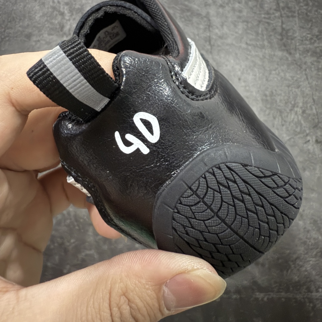 图片[2]-【首发版】Balenciaga 巴黎世家联名款The Open Product x Puma Speedcat 极速赛车系列彪马低帮生活休闲鞋 原装档案原数据纸版楦型 采用原厂皮料材质 二次成型\’猛帮\’成型工艺 全球知名运动品牌PUMA宝马赛车系列，融合了宝马车队的标志性配色，以趣味十足又前卫复古的设计引领潮流，将赛道精神融入街头时尚，开启前卫竞速之旅。自1978年巴伐利亚车队走上世界舞台，宝马赛车就在全球汽车制造和赛车运动领域留下了浓墨重彩的一笔。全新的两款BMW MMS Roma与BMW MMS Speedboat鞋款，均从宝马车型中汲取灵感。以黑或白为底色，融入经典配色，主打前卫复古风。Roma鞋款的鞋侧以复古的流线造型，缀以宝马经典Logo，巧妙吸睛；而Speedcat鞋款以亮眼三色条纹元素缀以舒适鞋面，赋予了独特的个性美学，演绎赛车的无尽能量 货号 406515-01 尺码 36 37 38 39 40 41 42 43 44 45 ｛官方同布 无半码｝ ⚠️-选品中心