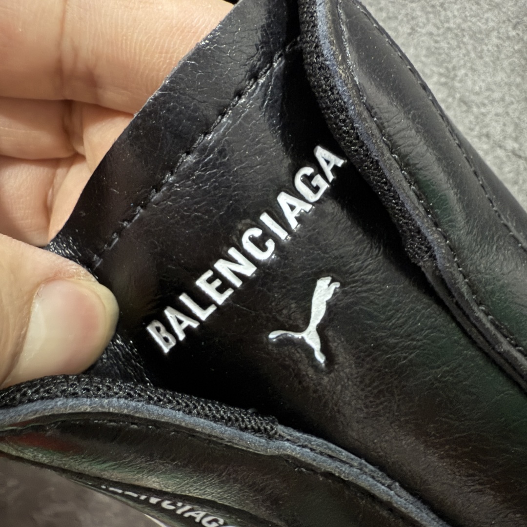 图片[6]-【首发版】Balenciaga 巴黎世家联名款The Open Product x Puma Speedcat 极速赛车系列彪马低帮生活休闲鞋 原装档案原数据纸版楦型 采用原厂皮料材质 二次成型\’猛帮\’成型工艺 全球知名运动品牌PUMA宝马赛车系列，融合了宝马车队的标志性配色，以趣味十足又前卫复古的设计引领潮流，将赛道精神融入街头时尚，开启前卫竞速之旅。自1978年巴伐利亚车队走上世界舞台，宝马赛车就在全球汽车制造和赛车运动领域留下了浓墨重彩的一笔。全新的两款BMW MMS Roma与BMW MMS Speedboat鞋款，均从宝马车型中汲取灵感。以黑或白为底色，融入经典配色，主打前卫复古风。Roma鞋款的鞋侧以复古的流线造型，缀以宝马经典Logo，巧妙吸睛；而Speedcat鞋款以亮眼三色条纹元素缀以舒适鞋面，赋予了独特的个性美学，演绎赛车的无尽能量 货号 406515-01 尺码 36 37 38 39 40 41 42 43 44 45 ｛官方同布 无半码｝ ⚠️-选品中心