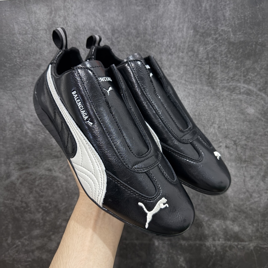 【首发版】Balenciaga 巴黎世家联名款The Open Product x Puma Speedcat 极速赛车系列彪马低帮生活休闲鞋 原装档案原数据纸版楦型 采用原厂皮料材质 二次成型\'猛帮\'成型工艺 全球知名运动品牌PUMA宝马赛车系列，融合了宝马车队的标志性配色，以趣味十足又前卫复古的设计引领潮流，将赛道精神融入街头时尚，开启前卫竞速之旅。自1978年巴伐利亚车队走上世界舞台，宝马赛车就在全球汽车制造和赛车运动领域留下了浓墨重彩的一笔。全新的两款BMW MMS Roma与BMW MMS Speedboat鞋款，均从宝马车型中汲取灵感。以黑或白为底色，融入经典配色，主打前卫复古风。Roma鞋款的鞋侧以复古的流线造型，缀以宝马经典Logo，巧妙吸睛；而Speedcat鞋款以亮眼三色条纹元素缀以舒适鞋面，赋予了独特的个性美学，演绎赛车的无尽能量 货号 406515-01 尺码 36 37 38 39 40 41 42 43 44 45 ｛官方同布 无半码｝ ⚠️-选品中心