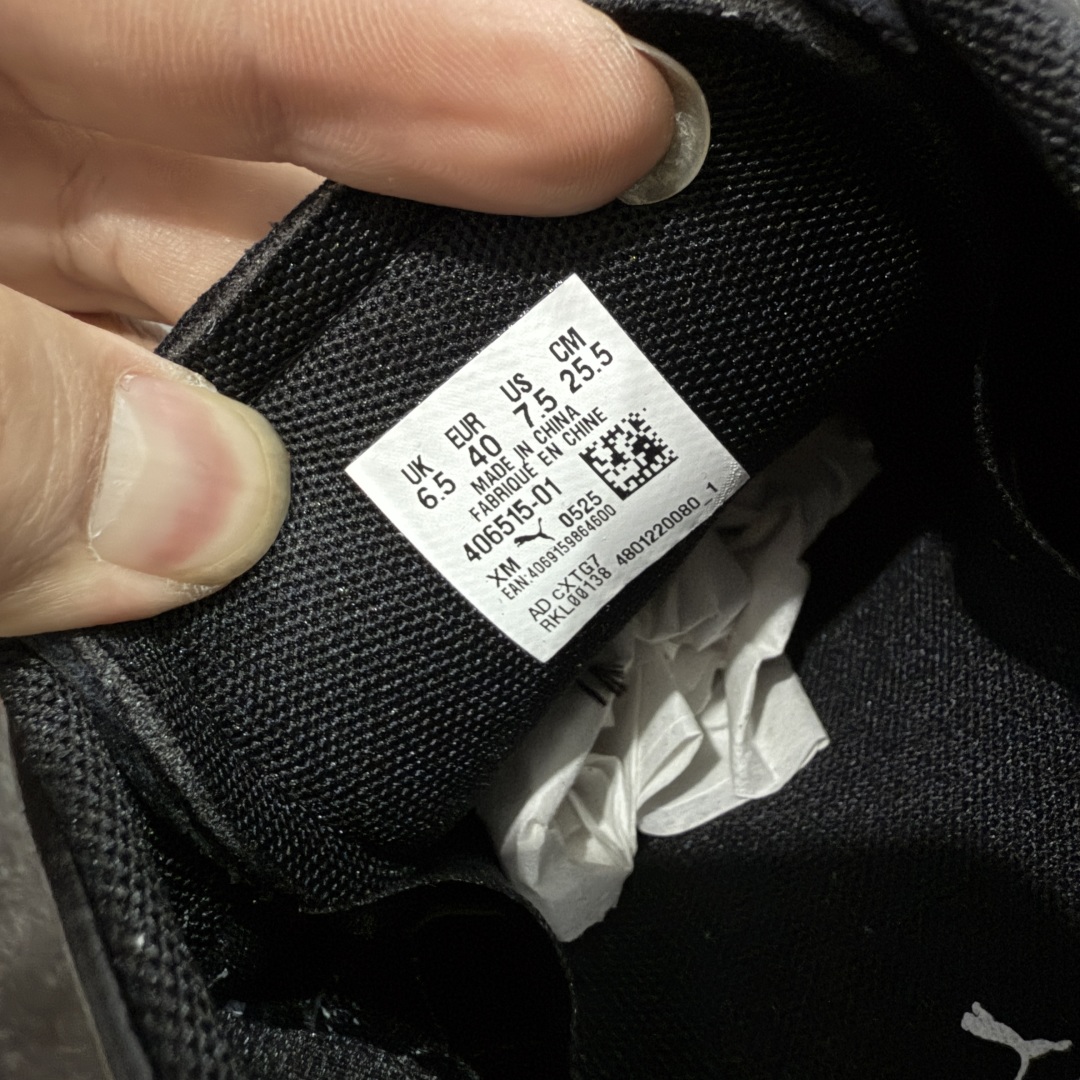 图片[7]-【首发版】Balenciaga 巴黎世家联名款The Open Product x Puma Speedcat 极速赛车系列彪马低帮生活休闲鞋 原装档案原数据纸版楦型 采用原厂皮料材质 二次成型\’猛帮\’成型工艺 全球知名运动品牌PUMA宝马赛车系列，融合了宝马车队的标志性配色，以趣味十足又前卫复古的设计引领潮流，将赛道精神融入街头时尚，开启前卫竞速之旅。自1978年巴伐利亚车队走上世界舞台，宝马赛车就在全球汽车制造和赛车运动领域留下了浓墨重彩的一笔。全新的两款BMW MMS Roma与BMW MMS Speedboat鞋款，均从宝马车型中汲取灵感。以黑或白为底色，融入经典配色，主打前卫复古风。Roma鞋款的鞋侧以复古的流线造型，缀以宝马经典Logo，巧妙吸睛；而Speedcat鞋款以亮眼三色条纹元素缀以舒适鞋面，赋予了独特的个性美学，演绎赛车的无尽能量 货号 406515-01 尺码 36 37 38 39 40 41 42 43 44 45 ｛官方同布 无半码｝ ⚠️-选品中心