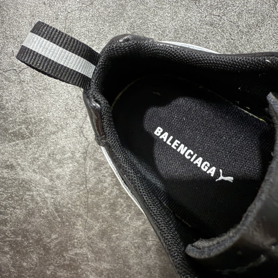 图片[8]-【首发版】Balenciaga 巴黎世家联名款The Open Product x Puma Speedcat 极速赛车系列彪马低帮生活休闲鞋 原装档案原数据纸版楦型 采用原厂皮料材质 二次成型\’猛帮\’成型工艺 全球知名运动品牌PUMA宝马赛车系列，融合了宝马车队的标志性配色，以趣味十足又前卫复古的设计引领潮流，将赛道精神融入街头时尚，开启前卫竞速之旅。自1978年巴伐利亚车队走上世界舞台，宝马赛车就在全球汽车制造和赛车运动领域留下了浓墨重彩的一笔。全新的两款BMW MMS Roma与BMW MMS Speedboat鞋款，均从宝马车型中汲取灵感。以黑或白为底色，融入经典配色，主打前卫复古风。Roma鞋款的鞋侧以复古的流线造型，缀以宝马经典Logo，巧妙吸睛；而Speedcat鞋款以亮眼三色条纹元素缀以舒适鞋面，赋予了独特的个性美学，演绎赛车的无尽能量 货号 406515-01 尺码 36 37 38 39 40 41 42 43 44 45 ｛官方同布 无半码｝ ⚠️-选品中心