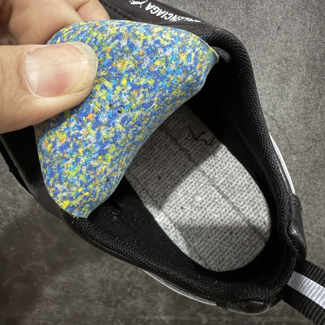 图片[9]-【首发版】Balenciaga 巴黎世家联名款The Open Product x Puma Speedcat 极速赛车系列彪马低帮生活休闲鞋 原装档案原数据纸版楦型 采用原厂皮料材质 二次成型\’猛帮\’成型工艺 全球知名运动品牌PUMA宝马赛车系列，融合了宝马车队的标志性配色，以趣味十足又前卫复古的设计引领潮流，将赛道精神融入街头时尚，开启前卫竞速之旅。自1978年巴伐利亚车队走上世界舞台，宝马赛车就在全球汽车制造和赛车运动领域留下了浓墨重彩的一笔。全新的两款BMW MMS Roma与BMW MMS Speedboat鞋款，均从宝马车型中汲取灵感。以黑或白为底色，融入经典配色，主打前卫复古风。Roma鞋款的鞋侧以复古的流线造型，缀以宝马经典Logo，巧妙吸睛；而Speedcat鞋款以亮眼三色条纹元素缀以舒适鞋面，赋予了独特的个性美学，演绎赛车的无尽能量 货号 406515-01 尺码 36 37 38 39 40 41 42 43 44 45 ｛官方同布 无半码｝ ⚠️-选品中心