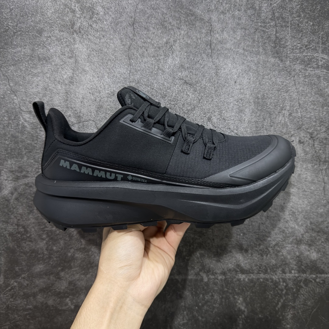 【莞产版本】MAMMUT猛犸象 Aenergy 舒适时尚 耐磨防滑 低帮 徒步鞋 男款 黑色 轻量化舒适性和专业性能于一体的户外徒步鞋 特别适合短距离徒步和快速穿行 FLEXTRON波形弹性中底技术：提供动态支撑与能量回馈，连续徒步15公里后脚掌无明显酸痛感 鳞片状Vibram大底 齿深4mm，抓地力强 在湿滑岩石 松软泥土等复杂地形表现出色 尺码： 39 40 41 42 43 44 45 编码： ABB360370-选品中心