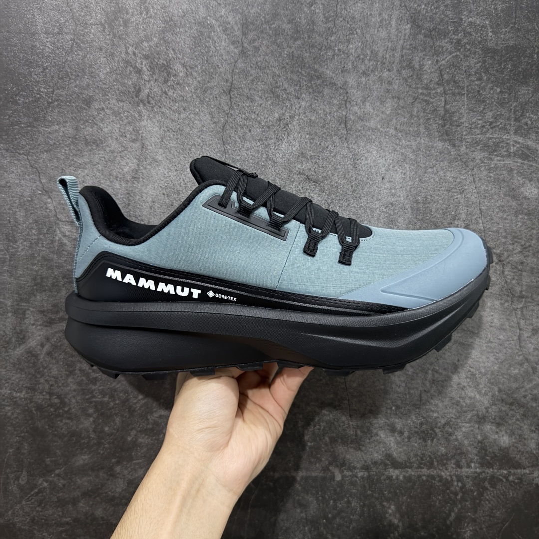 【莞产版本】MAMMUT猛犸象 Aenergy 舒适时尚 耐磨防滑 低帮 徒步鞋 男款 蓝黑色 轻量化舒适性和专业性能于一体的户外徒步鞋 特别适合短距离徒步和快速穿行 FLEXTRON波形弹性中底技术：提供动态支撑与能量回馈，连续徒步15公里后脚掌无明显酸痛感 鳞片状Vibram大底 齿深4mm，抓地力强 在湿滑岩石 松软泥土等复杂地形表现出色 尺码： 39 40 41 42 43 44 45 编码： ABB360370-选品中心