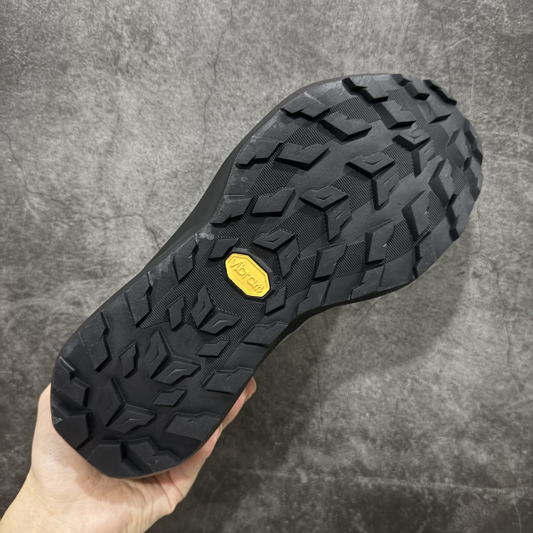 图片[9]-【莞产版本】MAMMUT猛犸象 Aenergy 舒适时尚 耐磨防滑 低帮 徒步鞋 男款 蓝黑色 轻量化舒适性和专业性能于一体的户外徒步鞋 特别适合短距离徒步和快速穿行 FLEXTRON波形弹性中底技术：提供动态支撑与能量回馈，连续徒步15公里后脚掌无明显酸痛感 鳞片状Vibram大底 齿深4mm，抓地力强 在湿滑岩石 松软泥土等复杂地形表现出色 尺码： 39 40 41 42 43 44 45 编码： ABB360370-选品中心