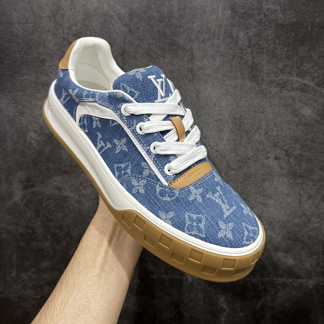 图片[3]-【广东纯原版本】LOUIS VUITTON skate sneaker 2026 秋冬男士系列 Classic 牛皮革 圆头系带 低帮 生活休闲鞋 原版开发 市面唯一正确版本 原版购入开发 欢迎对比 运动鞋于 2025 秋冬男士系列初次亮相 以光滑牛皮革塑造考究设计 可轻松融入各式造型 瞩目 LV 字母标注鞋侧 轻盈橡胶外底点缀 Vuitton 标识 材料使用原版定制进口头层牛皮 内里使用原版进口透气网里 原版开模橡胶发泡材质大底 内增高4CM 尺码：39-45-选品中心