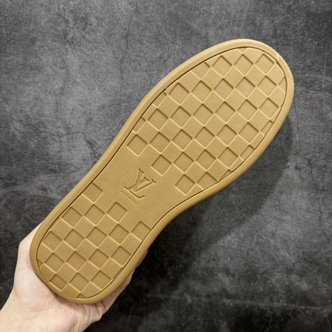 图片[9]-【广东纯原版本】LOUIS VUITTON skate sneaker 2026 秋冬男士系列 Classic 牛皮革 圆头系带 低帮 生活休闲鞋 原版开发 市面唯一正确版本 原版购入开发 欢迎对比 运动鞋于 2025 秋冬男士系列初次亮相 以光滑牛皮革塑造考究设计 可轻松融入各式造型 瞩目 LV 字母标注鞋侧 轻盈橡胶外底点缀 Vuitton 标识 材料使用原版定制进口头层牛皮 内里使用原版进口透气网里 原版开模橡胶发泡材质大底 内增高4CM 尺码：39-45-选品中心