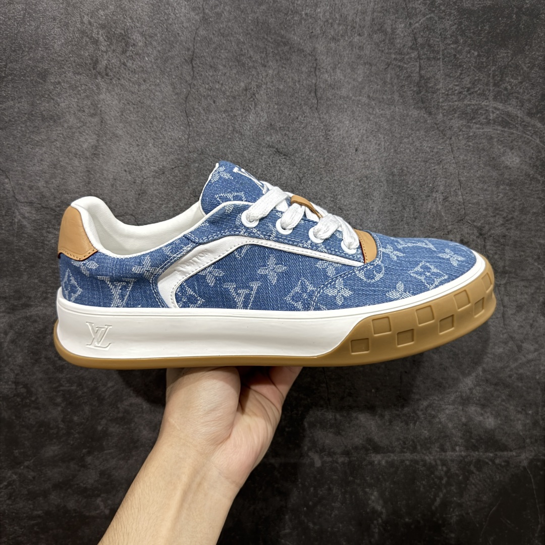 【广东纯原版本】LOUIS VUITTON skate sneaker 2026 秋冬男士系列 Classic 牛皮革 圆头系带 低帮 生活休闲鞋 原版开发 市面唯一正确版本 原版购入开发 欢迎对比 运动鞋于 2025 秋冬男士系列初次亮相 以光滑牛皮革塑造考究设计 可轻松融入各式造型 瞩目 LV 字母标注鞋侧 轻盈橡胶外底点缀 Vuitton 标识 材料使用原版定制进口头层牛皮 内里使用原版进口透气网里 原版开模橡胶发泡材质大底 内增高4CM 尺码:39-45-选品中心