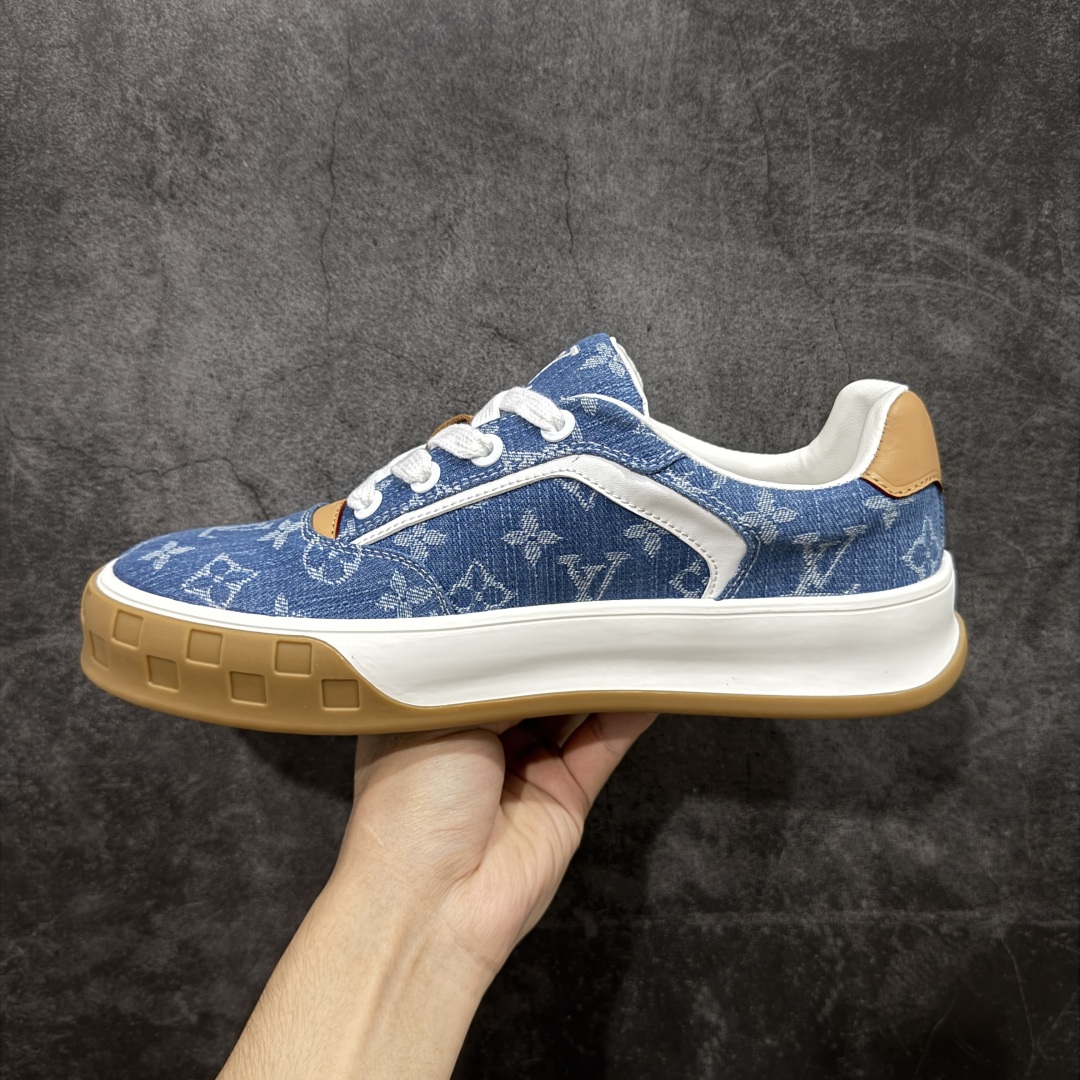 图片[2]-【广东纯原版本】LOUIS VUITTON skate sneaker 2026 秋冬男士系列 Classic 牛皮革 圆头系带 低帮 生活休闲鞋 原版开发 市面唯一正确版本 原版购入开发 欢迎对比 运动鞋于 2025 秋冬男士系列初次亮相 以光滑牛皮革塑造考究设计 可轻松融入各式造型 瞩目 LV 字母标注鞋侧 轻盈橡胶外底点缀 Vuitton 标识 材料使用原版定制进口头层牛皮 内里使用原版进口透气网里 原版开模橡胶发泡材质大底 内增高4CM 尺码：39-45-选品中心