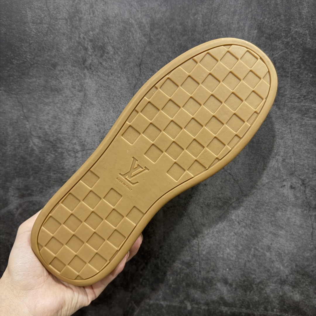 图片[9]-【广东纯原版本】LOUIS VUITTON skate sneaker 2026 秋冬男士系列 Classic 牛皮革 圆头系带 低帮 生活休闲鞋 原版开发 市面唯一正确版本 原版购入开发 欢迎对比 运动鞋于 2025 秋冬男士系列初次亮相 以光滑牛皮革塑造考究设计 可轻松融入各式造型 瞩目 LV 字母标注鞋侧 轻盈橡胶外底点缀 Vuitton 标识 材料使用原版定制进口头层牛皮 内里使用原版进口透气网里 原版开模橡胶发泡材质大底 内增高4CM 尺码：39-45-选品中心