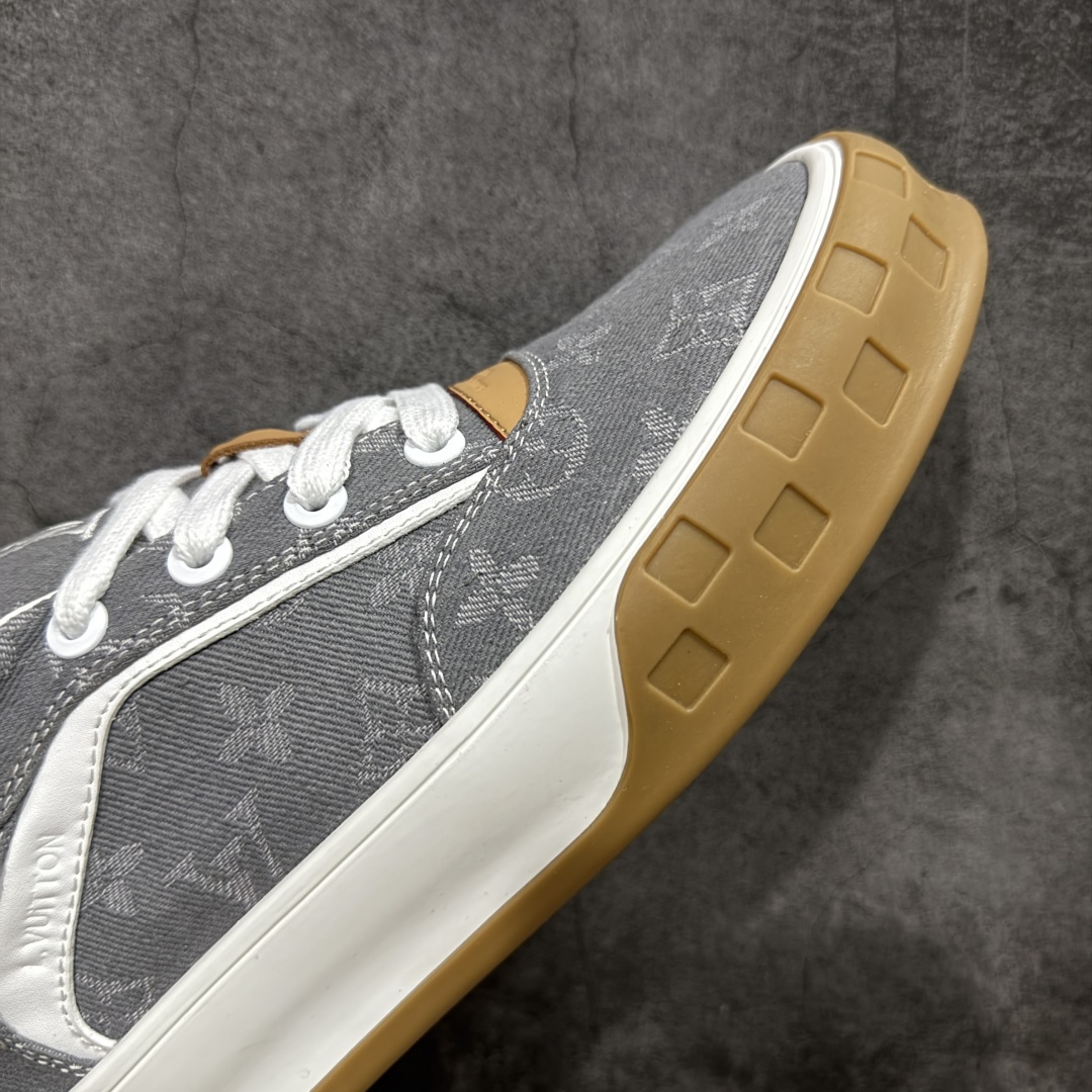 图片[6]-【广东纯原版本】LOUIS VUITTON skate sneaker 2026 秋冬男士系列 Classic 牛皮革 圆头系带 低帮 生活休闲鞋 原版开发 市面唯一正确版本 原版购入开发 欢迎对比 运动鞋于 2025 秋冬男士系列初次亮相 以光滑牛皮革塑造考究设计 可轻松融入各式造型 瞩目 LV 字母标注鞋侧 轻盈橡胶外底点缀 Vuitton 标识 材料使用原版定制进口头层牛皮 内里使用原版进口透气网里 原版开模橡胶发泡材质大底 内增高4CM 尺码：39-45-选品中心