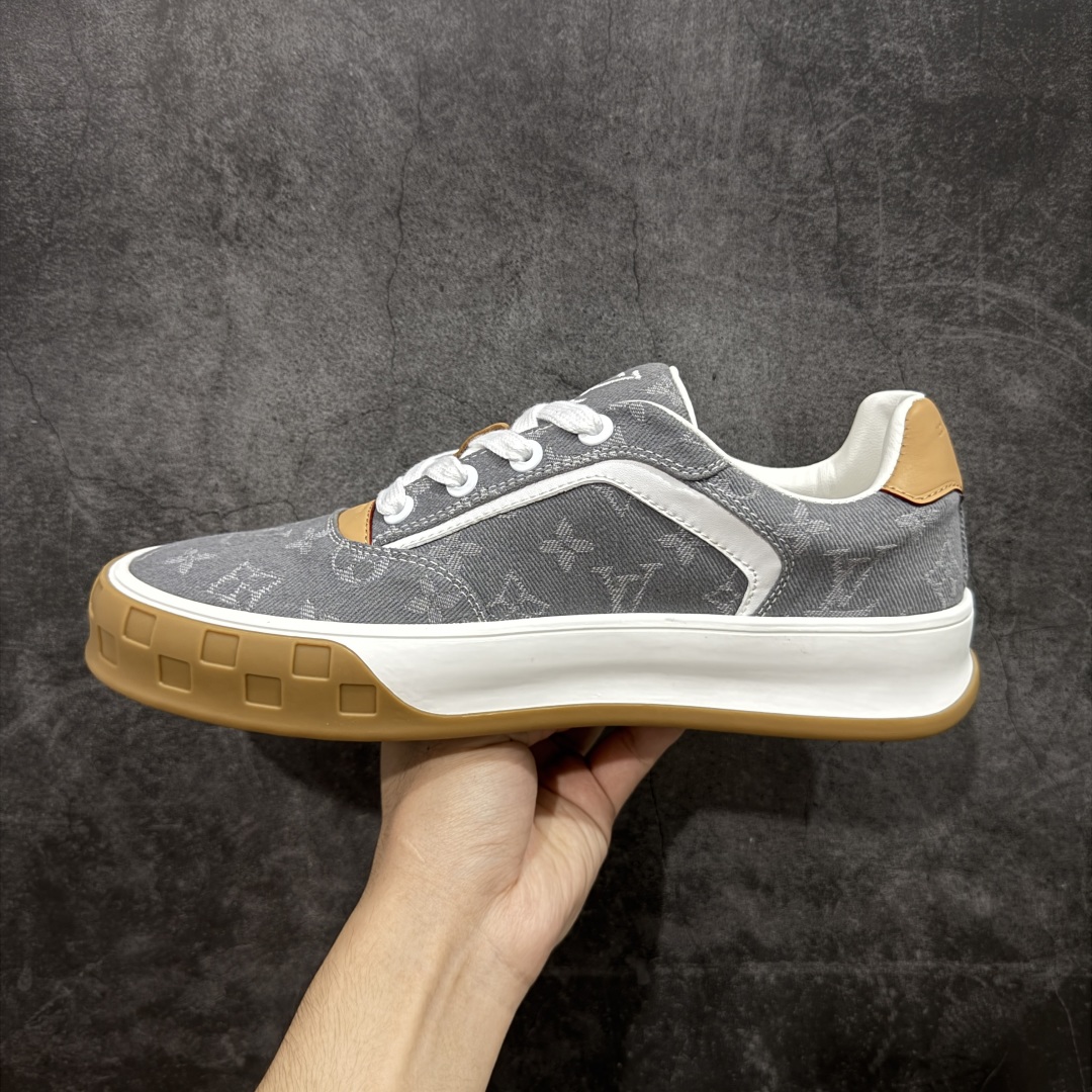 图片[2]-【广东纯原版本】LOUIS VUITTON skate sneaker 2026 秋冬男士系列 Classic 牛皮革 圆头系带 低帮 生活休闲鞋 原版开发 市面唯一正确版本 原版购入开发 欢迎对比 运动鞋于 2025 秋冬男士系列初次亮相 以光滑牛皮革塑造考究设计 可轻松融入各式造型 瞩目 LV 字母标注鞋侧 轻盈橡胶外底点缀 Vuitton 标识 材料使用原版定制进口头层牛皮 内里使用原版进口透气网里 原版开模橡胶发泡材质大底 内增高4CM 尺码：39-45-选品中心