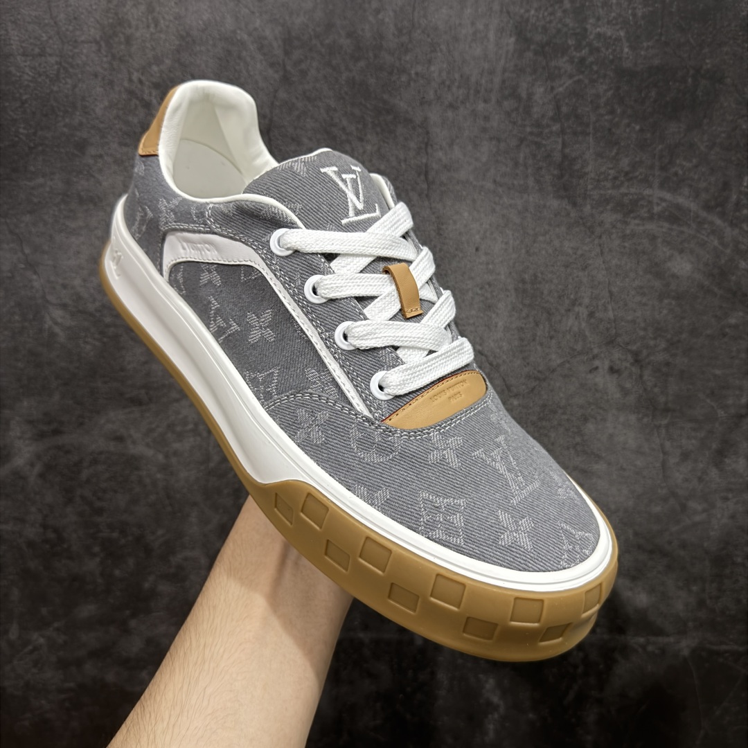 图片[3]-【广东纯原版本】LOUIS VUITTON skate sneaker 2026 秋冬男士系列 Classic 牛皮革 圆头系带 低帮 生活休闲鞋 原版开发 市面唯一正确版本 原版购入开发 欢迎对比 运动鞋于 2025 秋冬男士系列初次亮相 以光滑牛皮革塑造考究设计 可轻松融入各式造型 瞩目 LV 字母标注鞋侧 轻盈橡胶外底点缀 Vuitton 标识 材料使用原版定制进口头层牛皮 内里使用原版进口透气网里 原版开模橡胶发泡材质大底 内增高4CM 尺码：39-45-选品中心