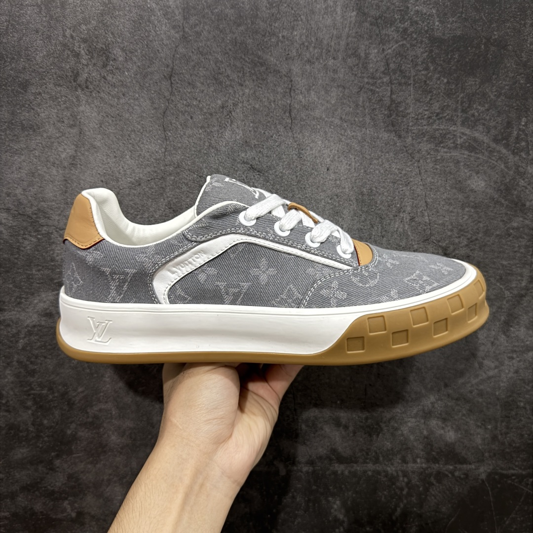 【广东纯原版本】LOUIS VUITTON skate sneaker 2026 秋冬男士系列 Classic 牛皮革 圆头系带 低帮 生活休闲鞋 原版开发 市面唯一正确版本 原版购入开发 欢迎对比 运动鞋于 2025 秋冬男士系列初次亮相 以光滑牛皮革塑造考究设计 可轻松融入各式造型 瞩目 LV 字母标注鞋侧 轻盈橡胶外底点缀 Vuitton 标识 材料使用原版定制进口头层牛皮 内里使用原版进口透气网里 原版开模橡胶发泡材质大底 内增高4CM 尺码:39-45-选品中心