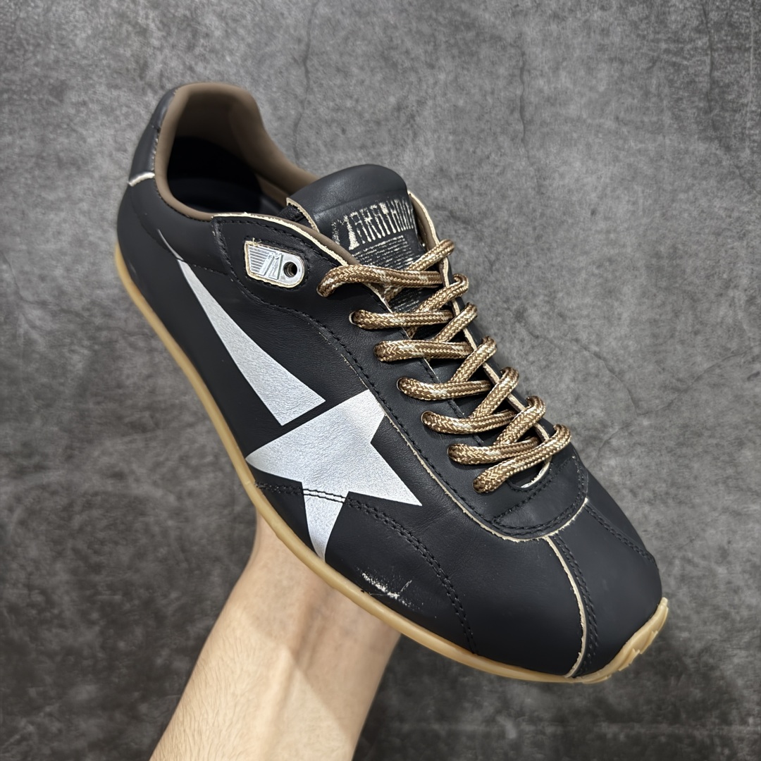 图片[3]-【广东纯原版本】GGDB Golden Goose 26ss春夏马拉松系列暴走鞋 Marathon Speed-70年代美式田径风以简约线条勾勒速度美学，轻薄鞋款突破传统束缚。尼龙面与皮革拼接，既轻盈又透气，完美诠释竞技精神。低帮设计解放脚踝，流线型鞋底提升抓地力。明快配色彰显活力，将赛场激情融入日常穿搭。这一风格至今仍是运动美学的经典范式，见证着田径文化的永恒魅力。 鞋面：牛皮 内里：牛皮 大底：进口橡胶底 尺码：35-40-选品中心