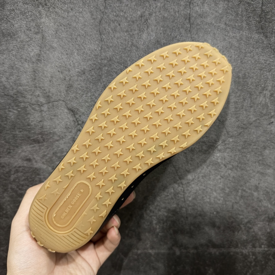 图片[9]-【广东纯原版本】GGDB Golden Goose 26ss春夏马拉松系列暴走鞋 Marathon Speed-70年代美式田径风以简约线条勾勒速度美学，轻薄鞋款突破传统束缚。尼龙面与皮革拼接，既轻盈又透气，完美诠释竞技精神。低帮设计解放脚踝，流线型鞋底提升抓地力。明快配色彰显活力，将赛场激情融入日常穿搭。这一风格至今仍是运动美学的经典范式，见证着田径文化的永恒魅力。 鞋面：牛皮 内里：牛皮 大底：进口橡胶底 尺码：35-40-选品中心