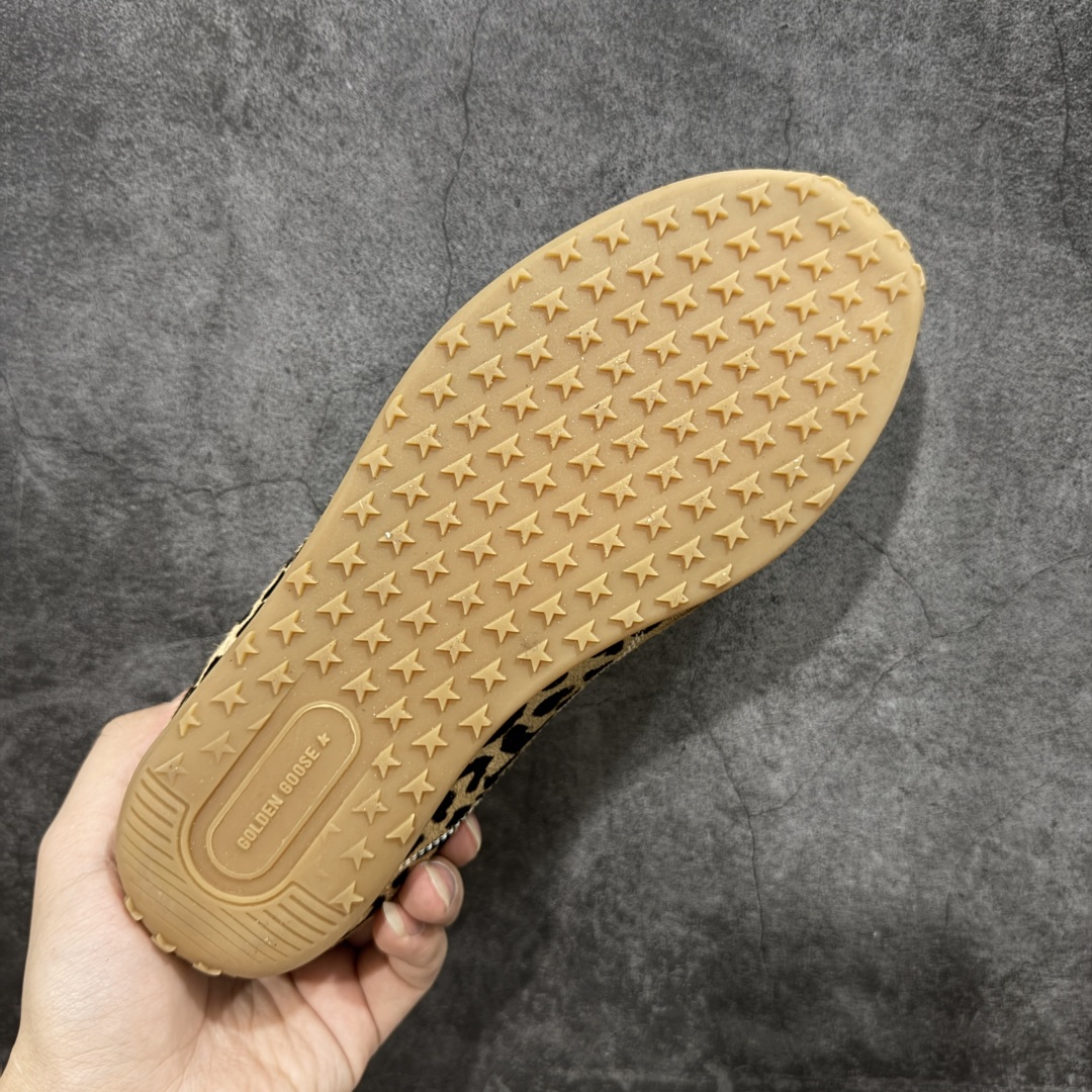 图片[9]-【广东纯原版本】GGDB Golden Goose 26ss春夏马拉松系列暴走鞋 Marathon Speed-70年代美式田径风以简约线条勾勒速度美学，轻薄鞋款突破传统束缚。尼龙面与皮革拼接，既轻盈又透气，完美诠释竞技精神。低帮设计解放脚踝，流线型鞋底提升抓地力。明快配色彰显活力，将赛场激情融入日常穿搭。这一风格至今仍是运动美学的经典范式，见证着田径文化的永恒魅力。 鞋面：牛皮 内里：牛皮 大底：进口橡胶底 尺码：35-40-选品中心