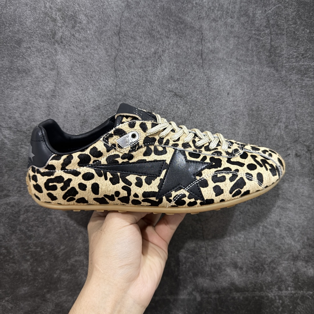 【广东纯原版本】GGDB Golden Goose 26ss春夏马拉松系列暴走鞋 Marathon Speed-70年代美式田径风以简约线条勾勒速度美学,轻薄鞋款突破传统束缚。尼龙面与皮革拼接,既轻盈又透气,完美诠释竞技精神。低帮设计解放脚踝,流线型鞋底提升抓地力。明快配色彰显活力,将赛场激情融入日常穿搭。这一风格至今仍是运动美学的经典范式,见证着田径文化的永恒魅力。 鞋面:牛皮 内里:牛皮 大底:进口橡胶底 尺码:35-40-选品中心