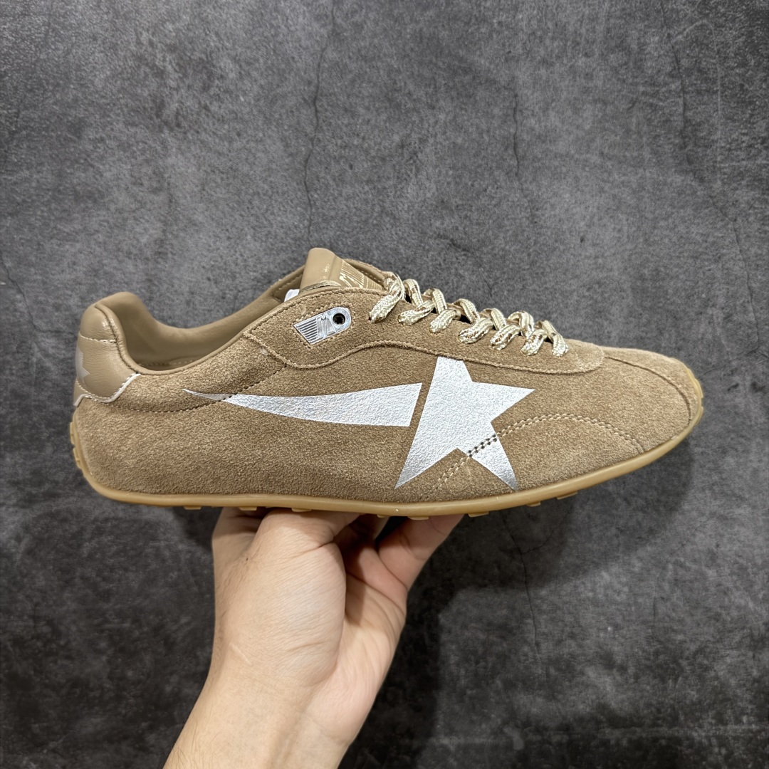 【广东纯原版本】GGDB Golden Goose 26ss春夏马拉松系列暴走鞋 Marathon Speed-70年代美式田径风以简约线条勾勒速度美学,轻薄鞋款突破传统束缚。尼龙面与皮革拼接,既轻盈又透气,完美诠释竞技精神。低帮设计解放脚踝,流线型鞋底提升抓地力。明快配色彰显活力,将赛场激情融入日常穿搭。这一风格至今仍是运动美学的经典范式,见证着田径文化的永恒魅力。 鞋面:牛皮 内里:牛皮 大底:进口橡胶底 尺码:35-40-选品中心
