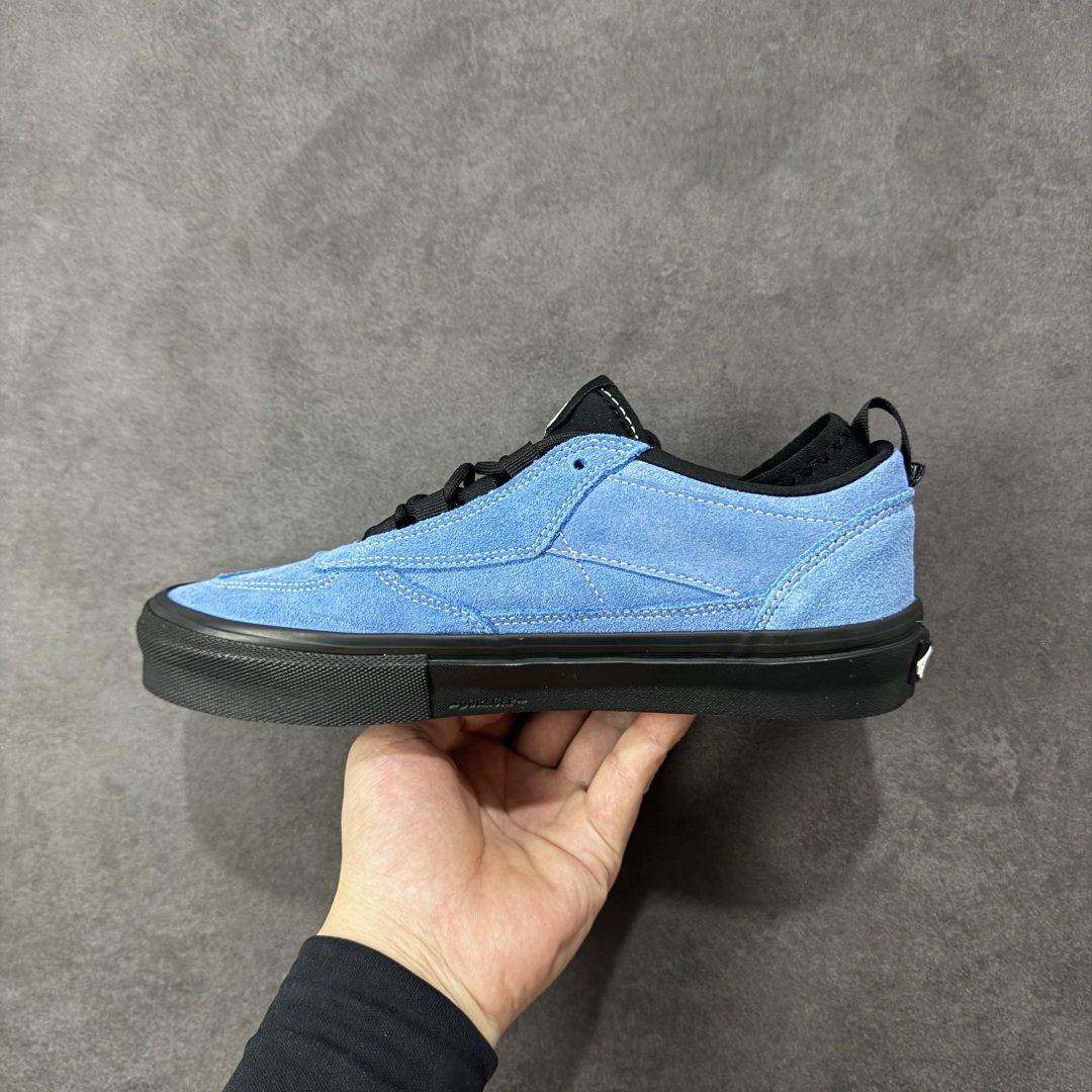 图片[2]-【公司级】万斯 VANS SAFE BRADY 联名款运动板鞋 Rory Milanes/Danny Brady x Vans Skateboarding 2024 签名系列，Vans与职业滑手Danny Brady的联名鞋款是‌Safe Low‌，属于职业签名鞋系列。该鞋款于2024年春季发布，采用环保胶水粘合工艺，鞋身细节保留手工制作痕迹。Safe Low采用低帮设计，蓝黑配色的 Safe Low 全身以蓝色麂皮材质打造，鞋带、鞋舌、内衬、包边均使用黑色作为拼色点缀，鞋身两侧的缝标上写的名称背重新改为了本次合作的鞋款名称 —— Safe Low。 尺码： 35-45含硫化半码 编码： FJB250260-选品中心