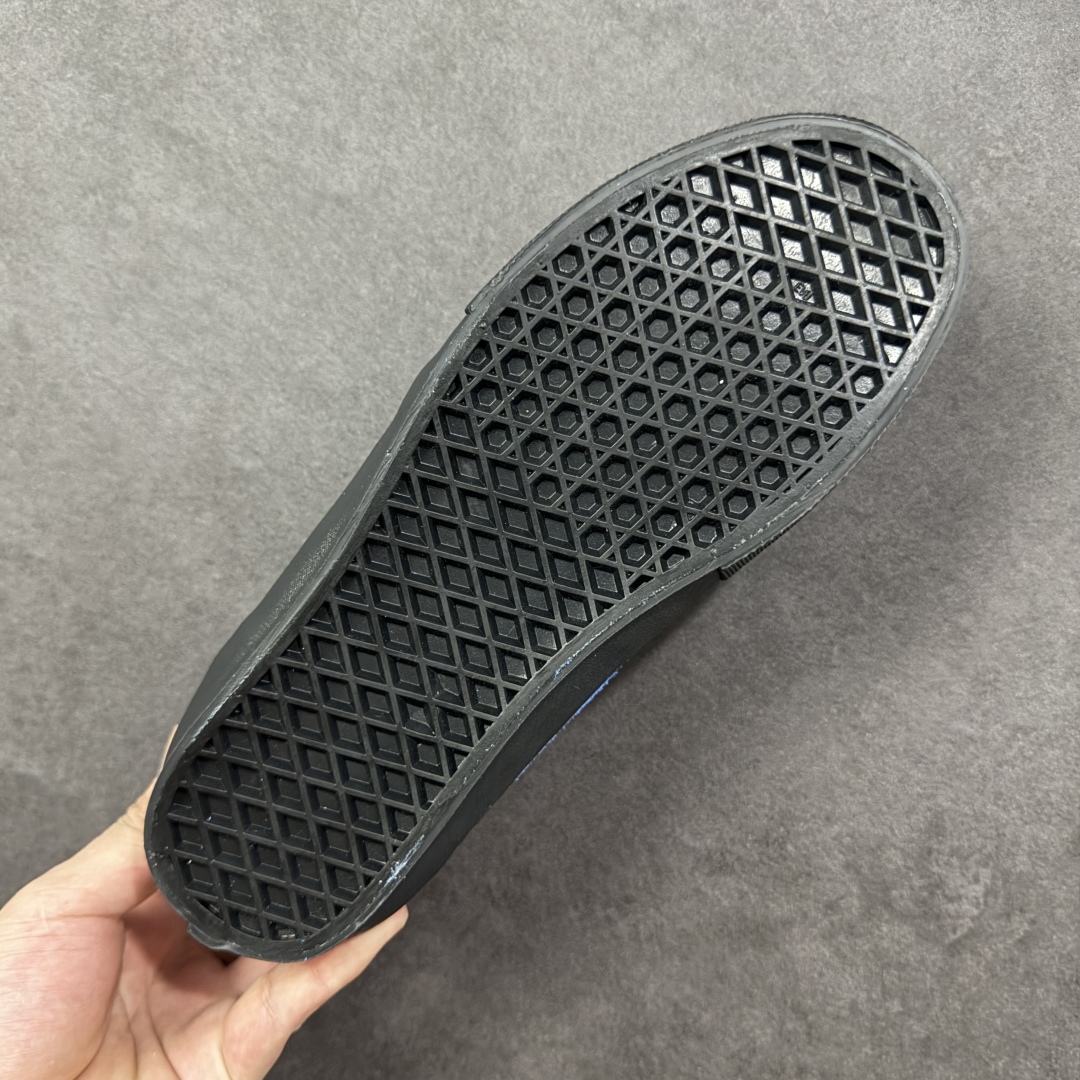 图片[9]-【公司级】万斯 VANS SAFE BRADY 联名款运动板鞋 Rory Milanes/Danny Brady x Vans Skateboarding 2024 签名系列，Vans与职业滑手Danny Brady的联名鞋款是‌Safe Low‌，属于职业签名鞋系列。该鞋款于2024年春季发布，采用环保胶水粘合工艺，鞋身细节保留手工制作痕迹。Safe Low采用低帮设计，蓝黑配色的 Safe Low 全身以蓝色麂皮材质打造，鞋带、鞋舌、内衬、包边均使用黑色作为拼色点缀，鞋身两侧的缝标上写的名称背重新改为了本次合作的鞋款名称 —— Safe Low。 尺码： 35-45含硫化半码 编码： FJB250260-选品中心