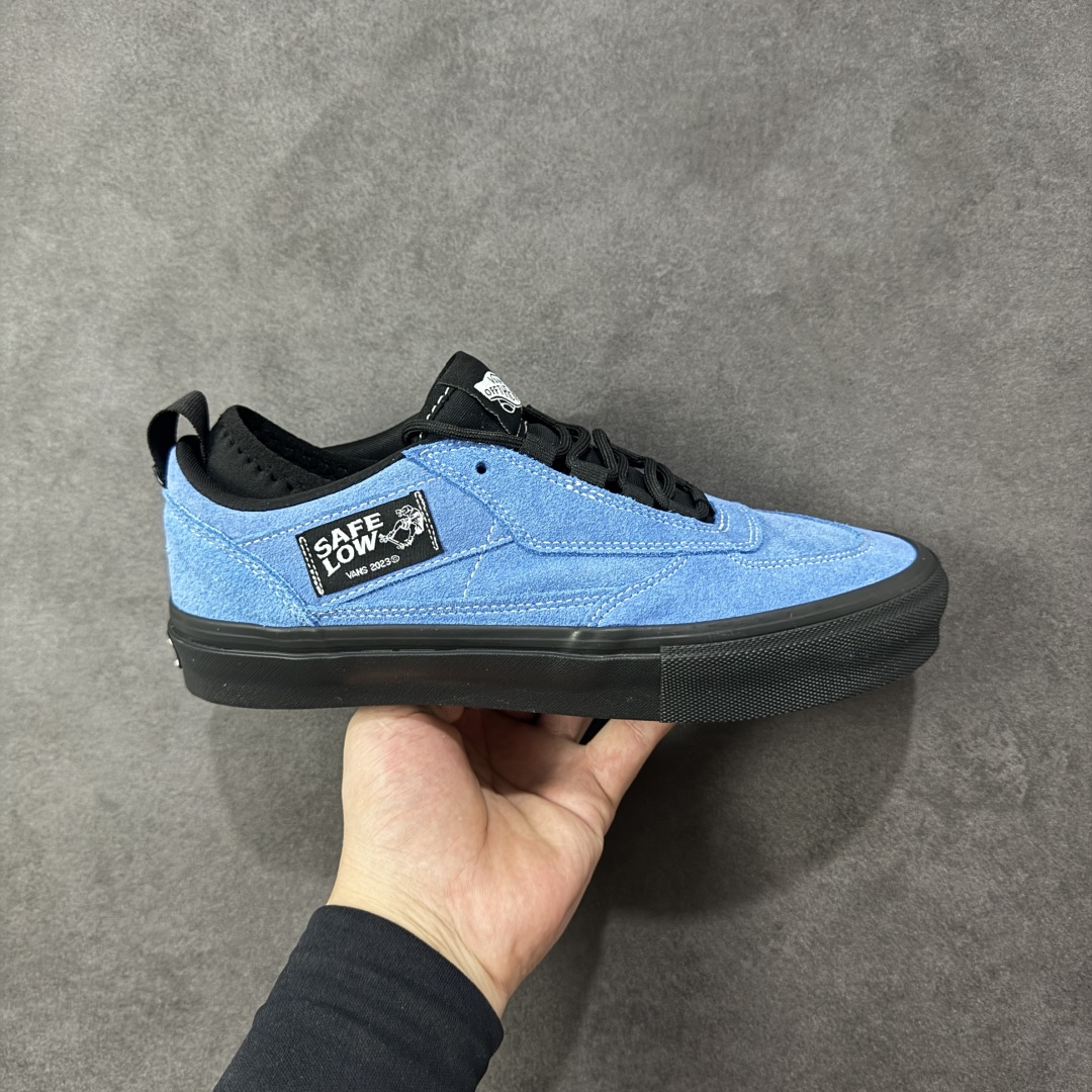【公司级】万斯 VANS SAFE BRADY 联名款运动板鞋 Rory Milanes/Danny Brady x Vans Skateboarding 2024 签名系列,Vans与职业滑手Danny Brady的联名鞋款是Safe Low,属于职业签名鞋系列。该鞋款于2024年春季发布,采用环保胶水粘合工艺,鞋身细节保留手工制作痕迹。Safe Low采用低帮设计,蓝黑配色的 Safe Low 全身以蓝色麂皮材质打造,鞋带、鞋舌、内衬、包边均使用黑色作为拼色点缀,鞋身两侧的缝标上写的名称背重新改为了本次合作的鞋款名称 —— Safe Low。 尺码: 35-45含硫化半码 编码: FJB250260-选品中心