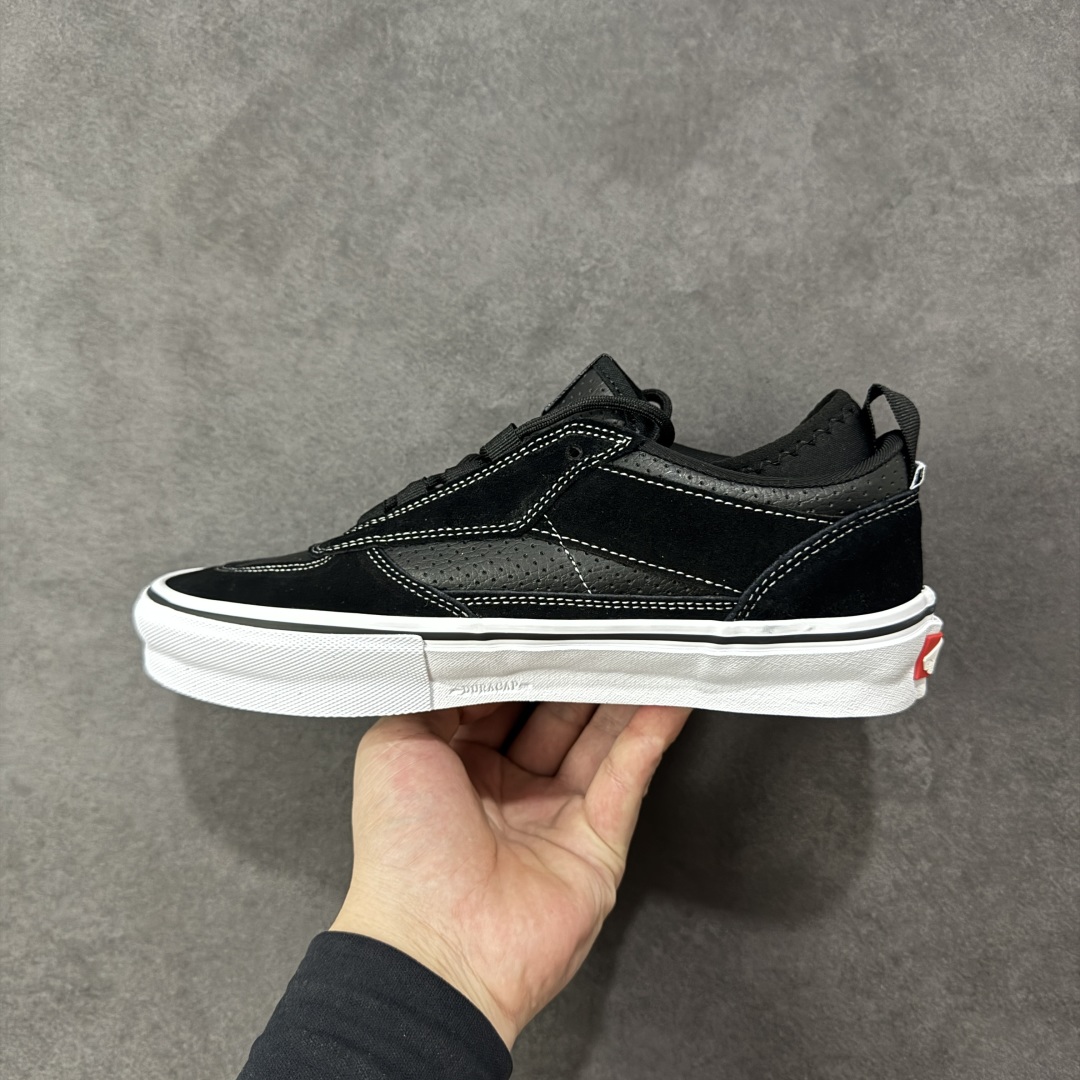 图片[2]-【公司级】万斯 VANS SAFE BRADY 联名款运动板鞋 Rory Milanes/Danny Brady x Vans Skateboarding 2024 签名系列，Vans与职业滑手Danny Brady的联名鞋款是‌Safe Low‌，属于职业签名鞋系列。该鞋款于2024年春季发布，采用环保胶水粘合工艺，鞋身细节保留手工制作痕迹。Safe Low采用低帮设计，蓝黑配色的 Safe Low 全身以蓝色麂皮材质打造，鞋带、鞋舌、内衬、包边均使用黑色作为拼色点缀，鞋身两侧的缝标上写的名称背重新改为了本次合作的鞋款名称 —— Safe Low。 尺码： 35-45含硫化半码 编码： FJB250260-选品中心