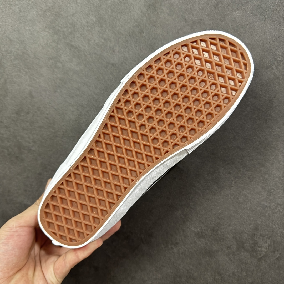 图片[9]-【公司级】万斯 VANS SAFE BRADY 联名款运动板鞋 Rory Milanes/Danny Brady x Vans Skateboarding 2024 签名系列，Vans与职业滑手Danny Brady的联名鞋款是‌Safe Low‌，属于职业签名鞋系列。该鞋款于2024年春季发布，采用环保胶水粘合工艺，鞋身细节保留手工制作痕迹。Safe Low采用低帮设计，蓝黑配色的 Safe Low 全身以蓝色麂皮材质打造，鞋带、鞋舌、内衬、包边均使用黑色作为拼色点缀，鞋身两侧的缝标上写的名称背重新改为了本次合作的鞋款名称 —— Safe Low。 尺码： 35-45含硫化半码 编码： FJB250260-选品中心