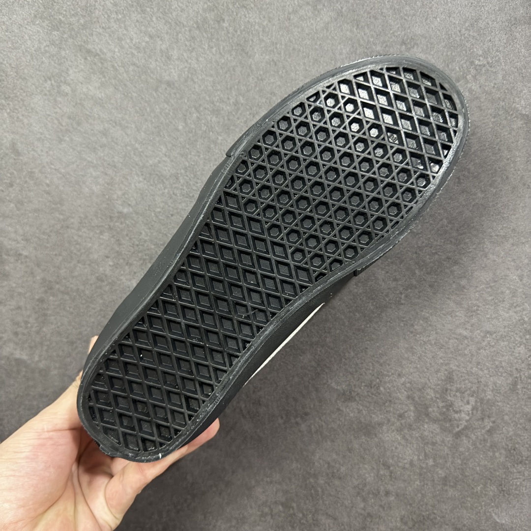 图片[9]-【公司级】万斯 VANS SAFE BRADY 联名款运动板鞋 Rory Milanes/Danny Brady x Vans Skateboarding 2024 签名系列，Vans与职业滑手Danny Brady的联名鞋款是‌Safe Low‌，属于职业签名鞋系列。该鞋款于2024年春季发布，采用环保胶水粘合工艺，鞋身细节保留手工制作痕迹。Safe Low采用低帮设计，蓝黑配色的 Safe Low 全身以蓝色麂皮材质打造，鞋带、鞋舌、内衬、包边均使用黑色作为拼色点缀，鞋身两侧的缝标上写的名称背重新改为了本次合作的鞋款名称 —— Safe Low。 尺码： 35-45含硫化半码 编码： FJB250260-选品中心