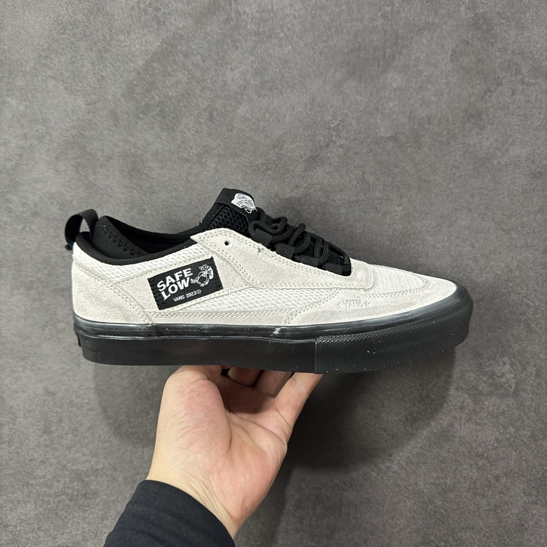 【公司级】万斯 VANS SAFE BRADY 联名款运动板鞋 Rory Milanes/Danny Brady x Vans Skateboarding 2024 签名系列,Vans与职业滑手Danny Brady的联名鞋款是Safe Low,属于职业签名鞋系列。该鞋款于2024年春季发布,采用环保胶水粘合工艺,鞋身细节保留手工制作痕迹。Safe Low采用低帮设计,蓝黑配色的 Safe Low 全身以蓝色麂皮材质打造,鞋带、鞋舌、内衬、包边均使用黑色作为拼色点缀,鞋身两侧的缝标上写的名称背重新改为了本次合作的鞋款名称 —— Safe Low。 尺码: 35-45含硫化半码 编码: FJB250260-选品中心