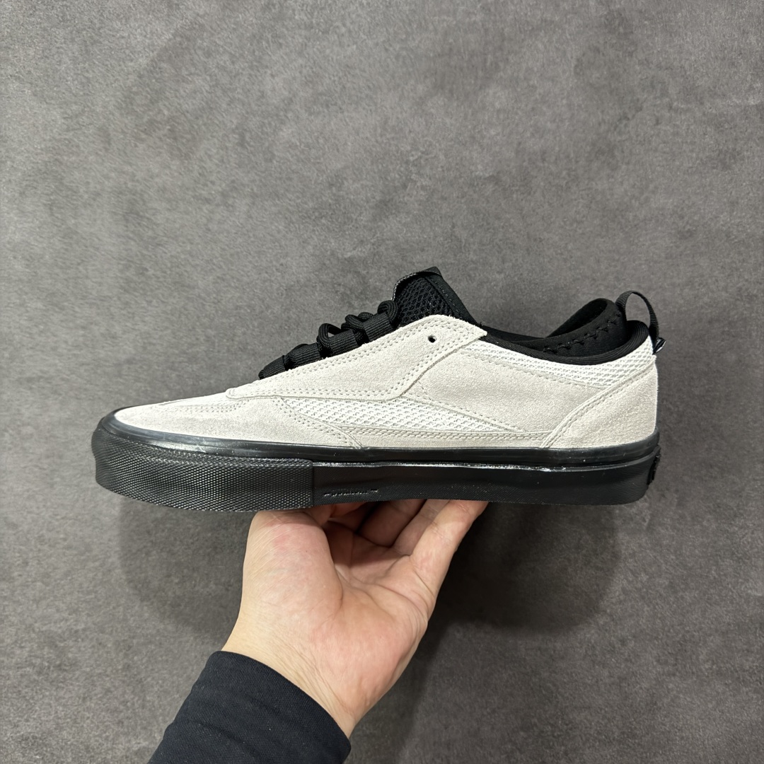 图片[2]-【公司级】万斯 VANS SAFE BRADY 联名款运动板鞋 Rory Milanes/Danny Brady x Vans Skateboarding 2024 签名系列，Vans与职业滑手Danny Brady的联名鞋款是‌Safe Low‌，属于职业签名鞋系列。该鞋款于2024年春季发布，采用环保胶水粘合工艺，鞋身细节保留手工制作痕迹。Safe Low采用低帮设计，蓝黑配色的 Safe Low 全身以蓝色麂皮材质打造，鞋带、鞋舌、内衬、包边均使用黑色作为拼色点缀，鞋身两侧的缝标上写的名称背重新改为了本次合作的鞋款名称 —— Safe Low。 尺码： 35-45含硫化半码 编码： FJB250260-选品中心