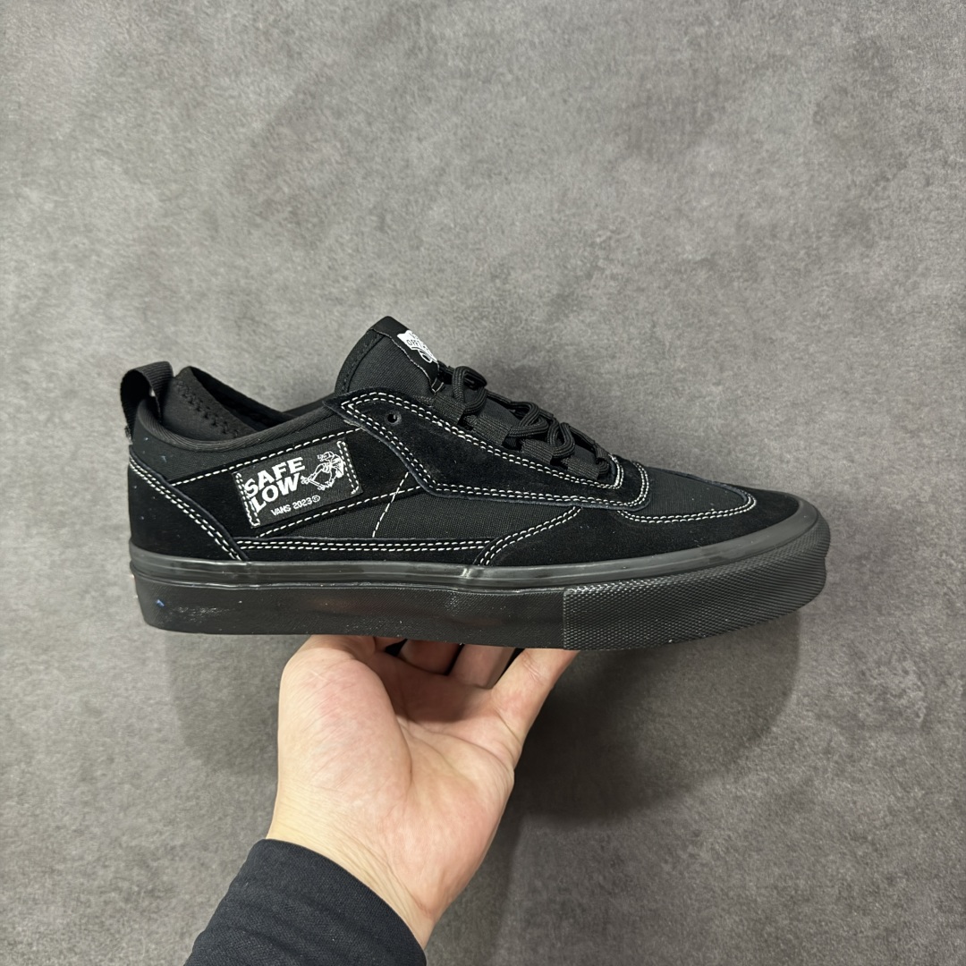 【公司级】万斯 VANS SAFE BRADY 联名款运动板鞋 Rory Milanes/Danny Brady x Vans Skateboarding 2024 签名系列,Vans与职业滑手Danny Brady的联名鞋款是Safe Low,属于职业签名鞋系列。该鞋款于2024年春季发布,采用环保胶水粘合工艺,鞋身细节保留手工制作痕迹。Safe Low采用低帮设计,蓝黑配色的 Safe Low 全身以蓝色麂皮材质打造,鞋带、鞋舌、内衬、包边均使用黑色作为拼色点缀,鞋身两侧的缝标上写的名称背重新改为了本次合作的鞋款名称 —— Safe Low。 尺码: 35-45含硫化半码 编码: FJB250260-选品中心