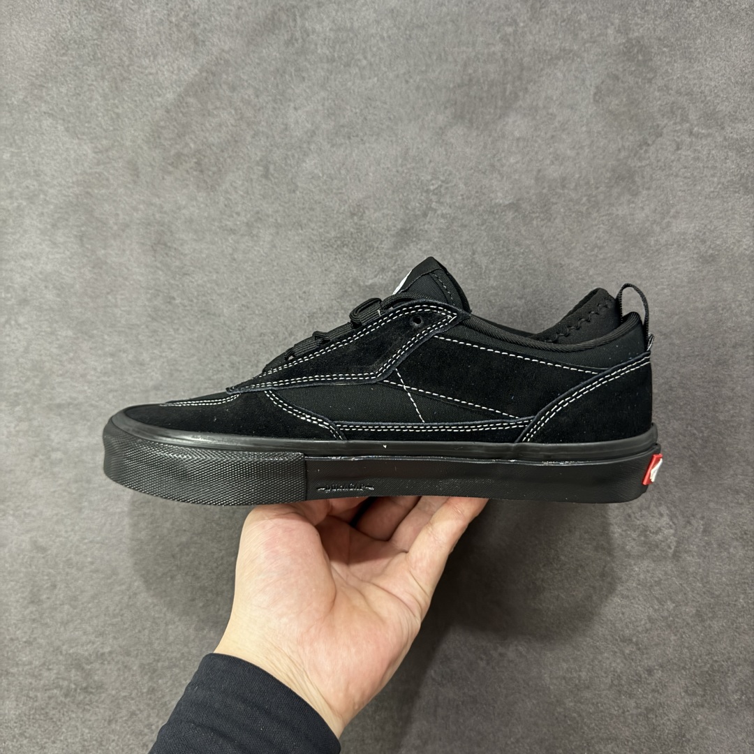 图片[2]-【公司级】万斯 VANS SAFE BRADY 联名款运动板鞋 Rory Milanes/Danny Brady x Vans Skateboarding 2024 签名系列，Vans与职业滑手Danny Brady的联名鞋款是‌Safe Low‌，属于职业签名鞋系列。该鞋款于2024年春季发布，采用环保胶水粘合工艺，鞋身细节保留手工制作痕迹。Safe Low采用低帮设计，蓝黑配色的 Safe Low 全身以蓝色麂皮材质打造，鞋带、鞋舌、内衬、包边均使用黑色作为拼色点缀，鞋身两侧的缝标上写的名称背重新改为了本次合作的鞋款名称 —— Safe Low。 尺码： 35-45含硫化半码 编码： FJB250260-选品中心