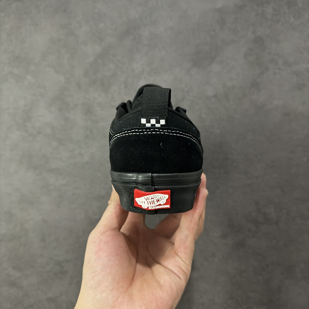 图片[4]-【公司级】万斯 VANS SAFE BRADY 联名款运动板鞋 Rory Milanes/Danny Brady x Vans Skateboarding 2024 签名系列，Vans与职业滑手Danny Brady的联名鞋款是‌Safe Low‌，属于职业签名鞋系列。该鞋款于2024年春季发布，采用环保胶水粘合工艺，鞋身细节保留手工制作痕迹。Safe Low采用低帮设计，蓝黑配色的 Safe Low 全身以蓝色麂皮材质打造，鞋带、鞋舌、内衬、包边均使用黑色作为拼色点缀，鞋身两侧的缝标上写的名称背重新改为了本次合作的鞋款名称 —— Safe Low。 尺码： 35-45含硫化半码 编码： FJB250260-选品中心